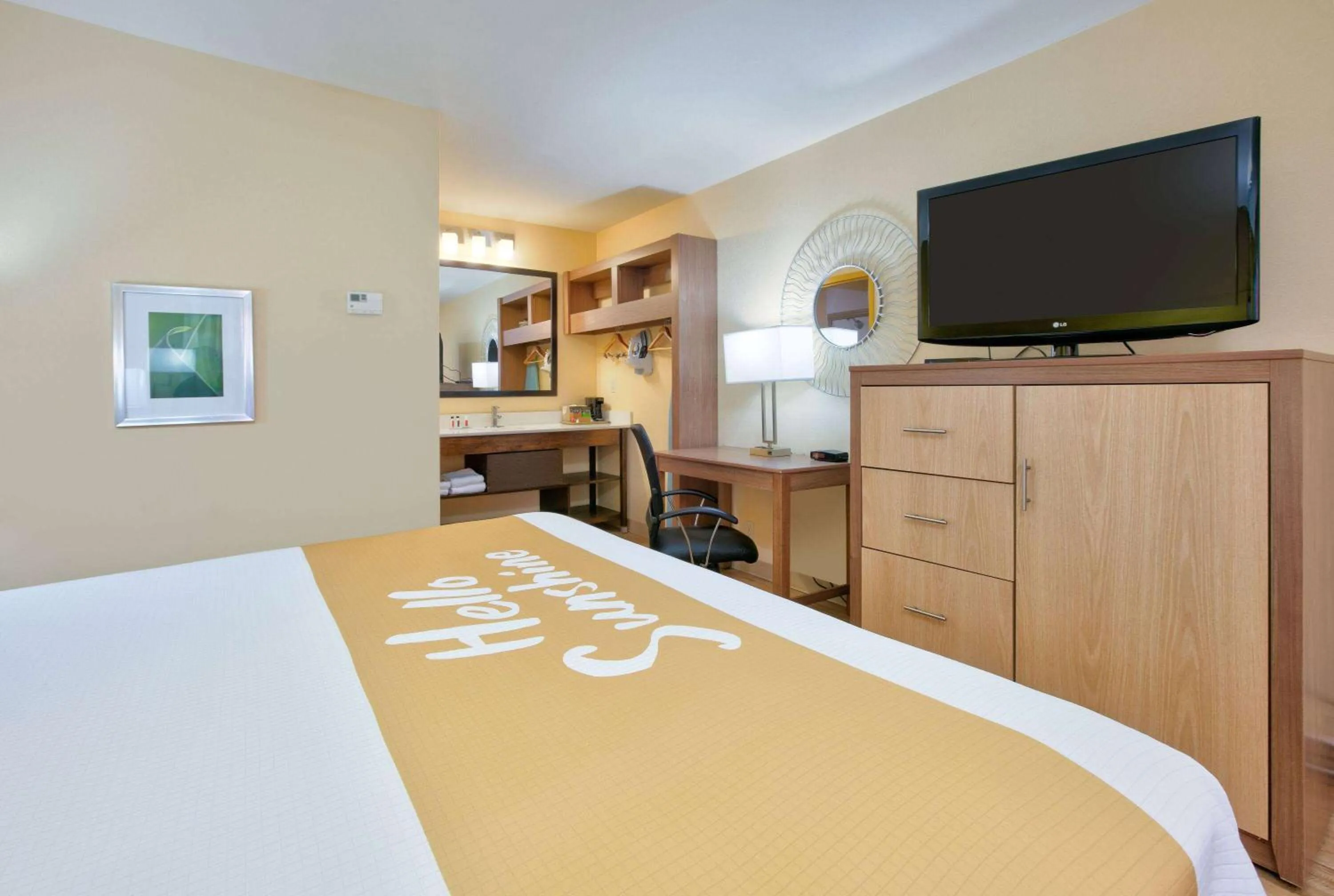 Photo of the whole room, Bed in Days Inn by Wyndham Batesville