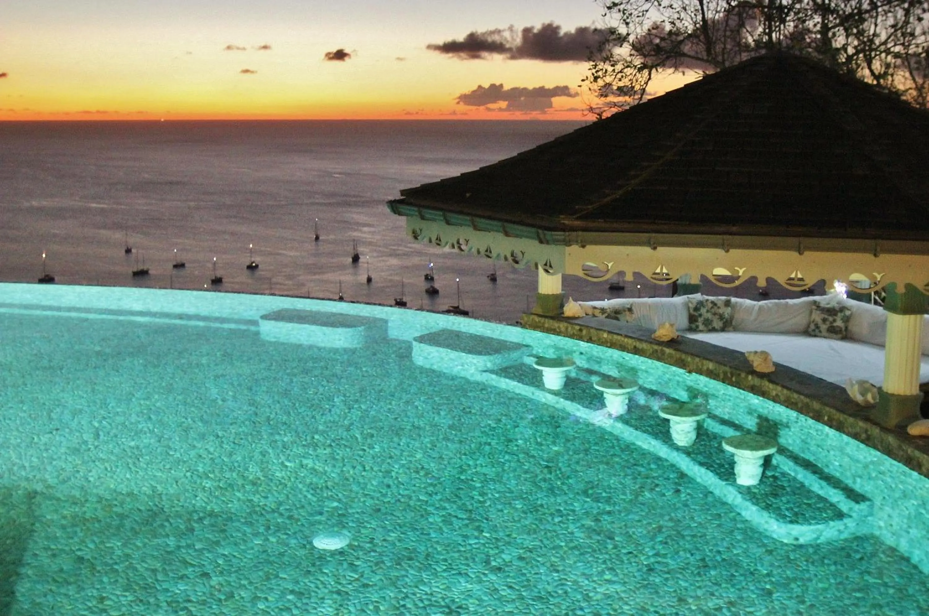 Bed in Tropical Hideaway