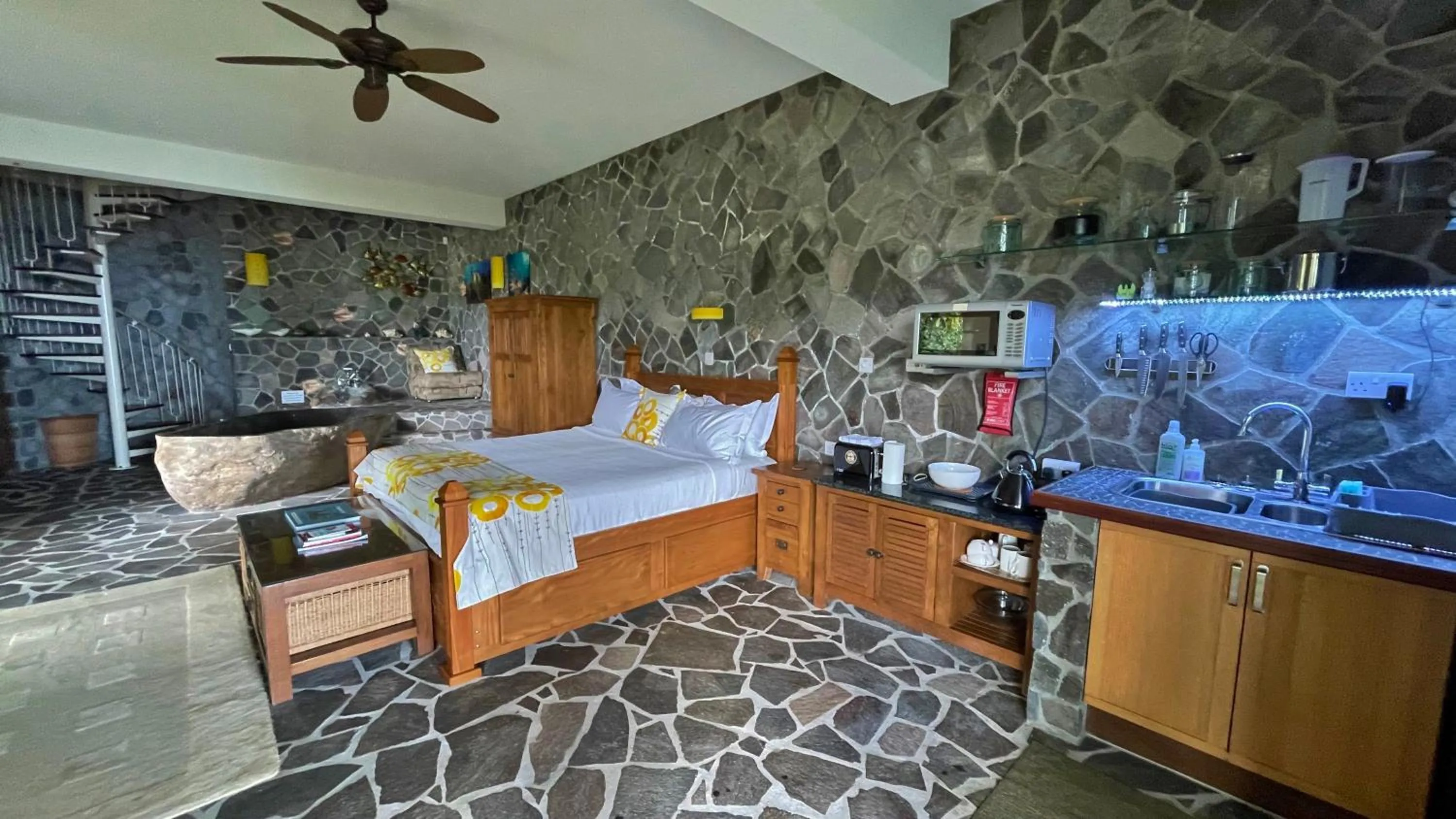 Property building, Bed in Tropical Hideaway