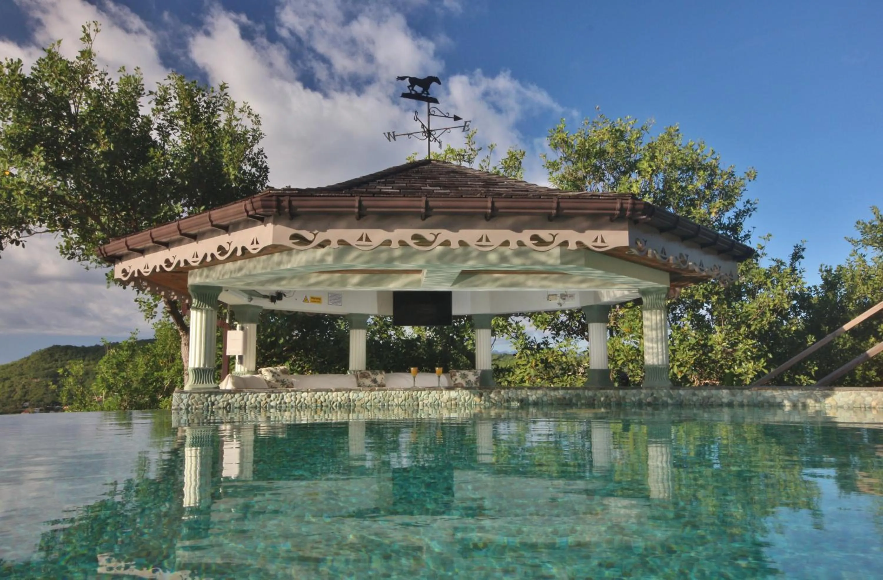 Communal lounge/ TV room in Tropical Hideaway