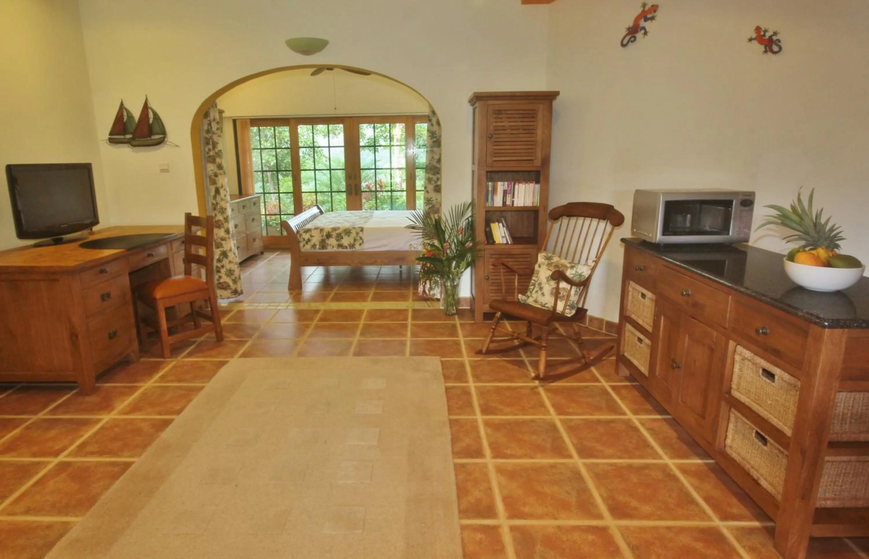 Bed in Tropical Hideaway