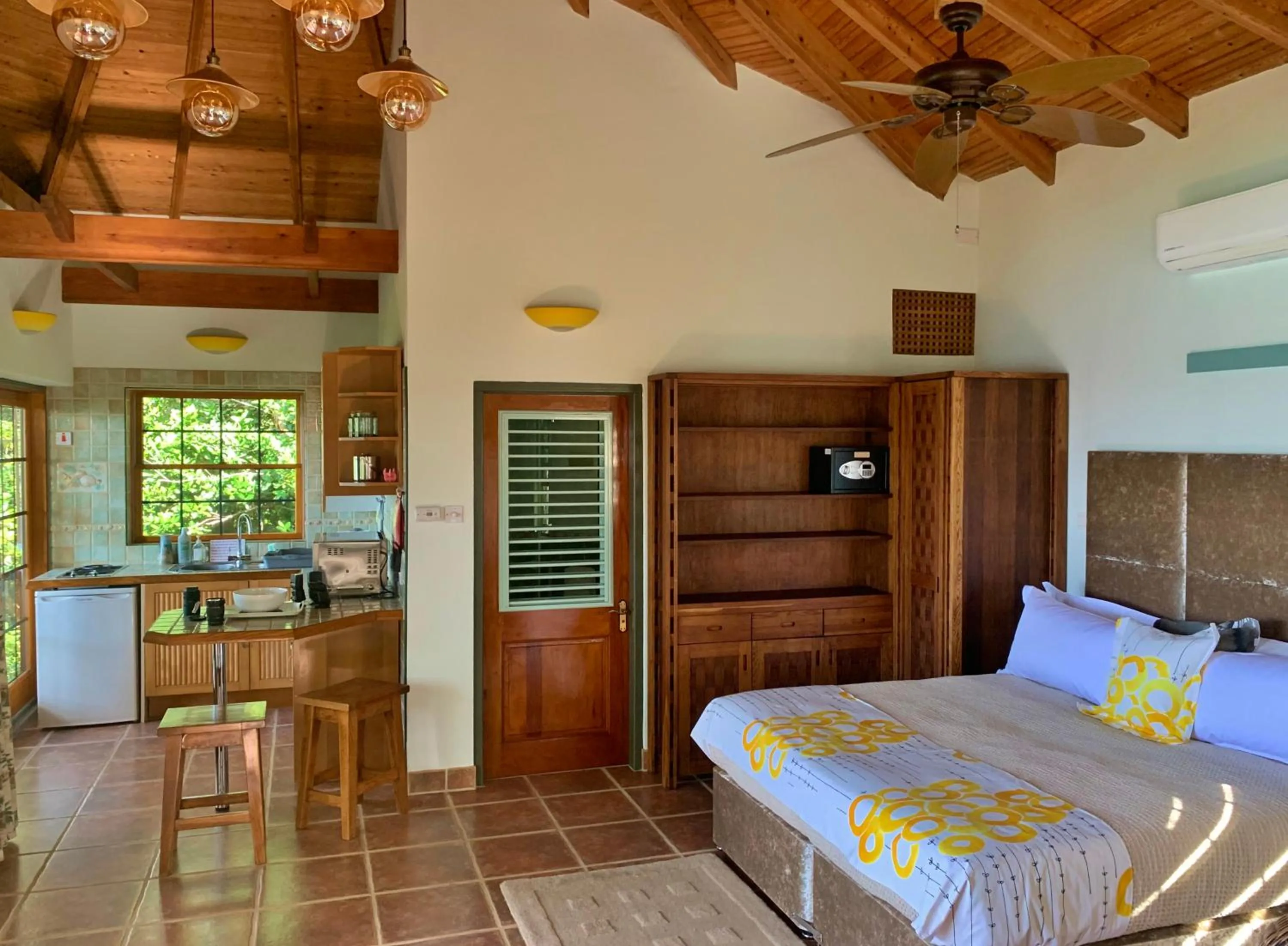 Property building, Bed in Tropical Hideaway