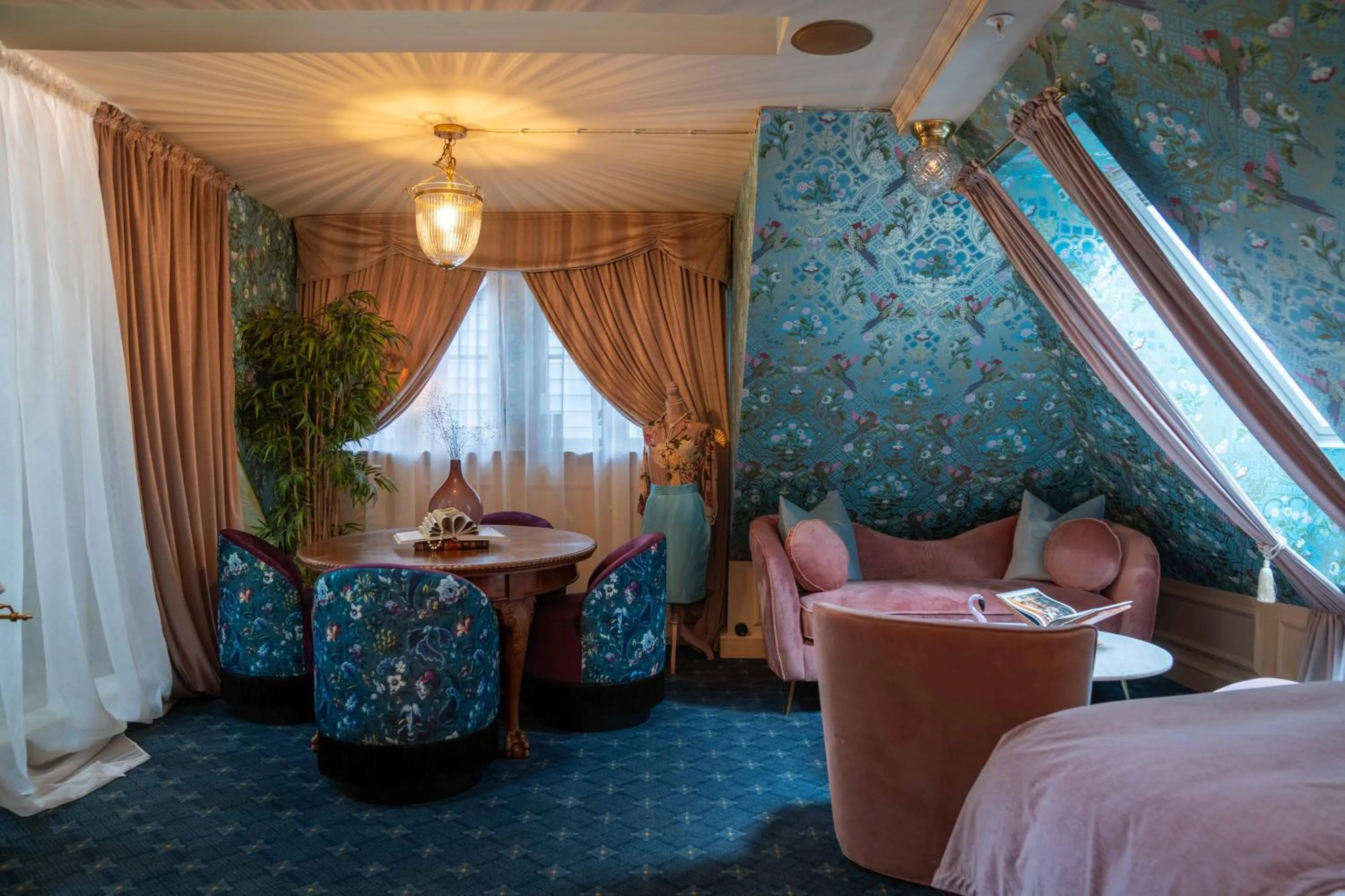 Seating area, Bed in Charmante Skostredet Hôtel