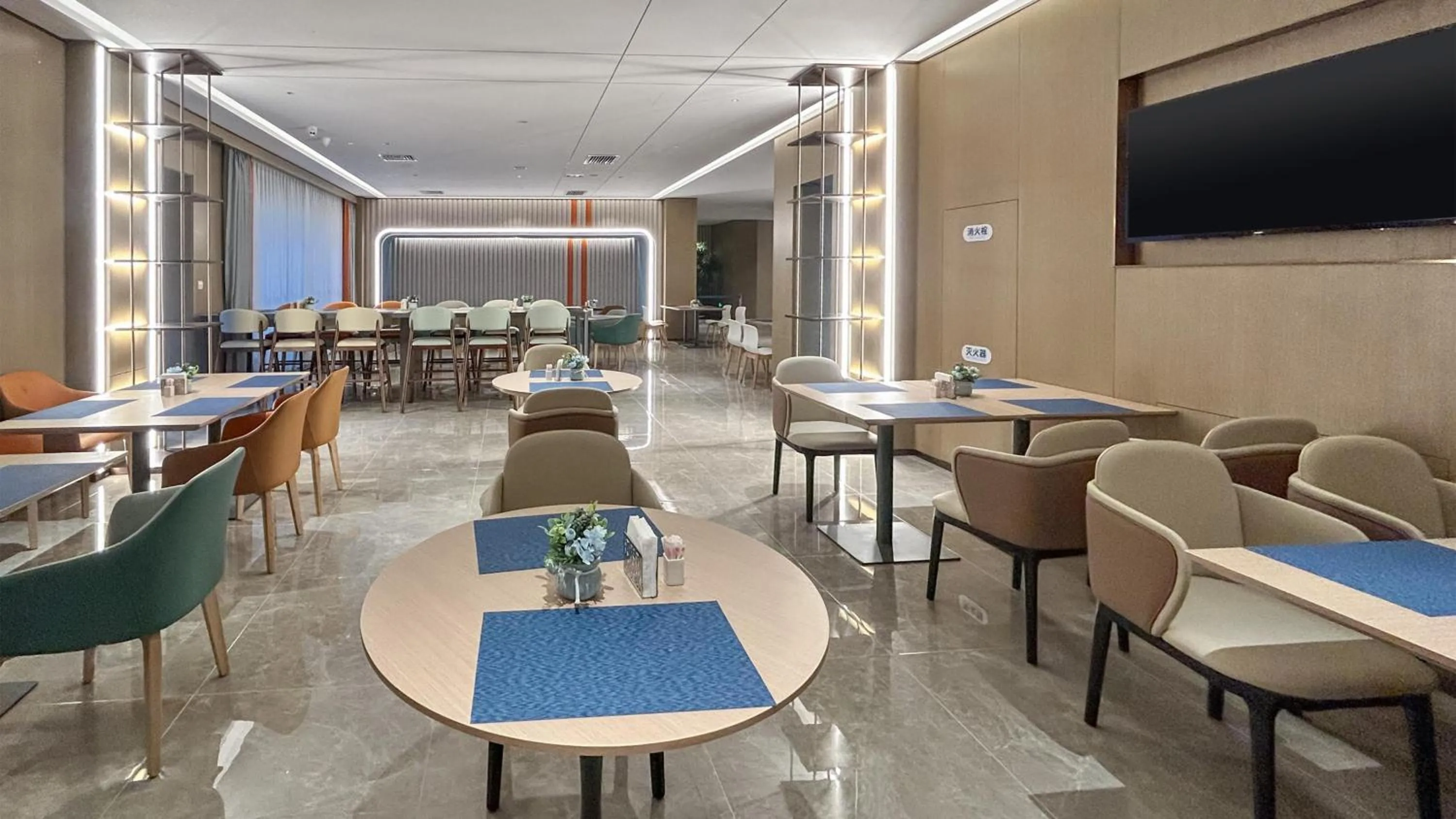Restaurant/places to eat in Holiday Inn Express Dandong City Center by IHG