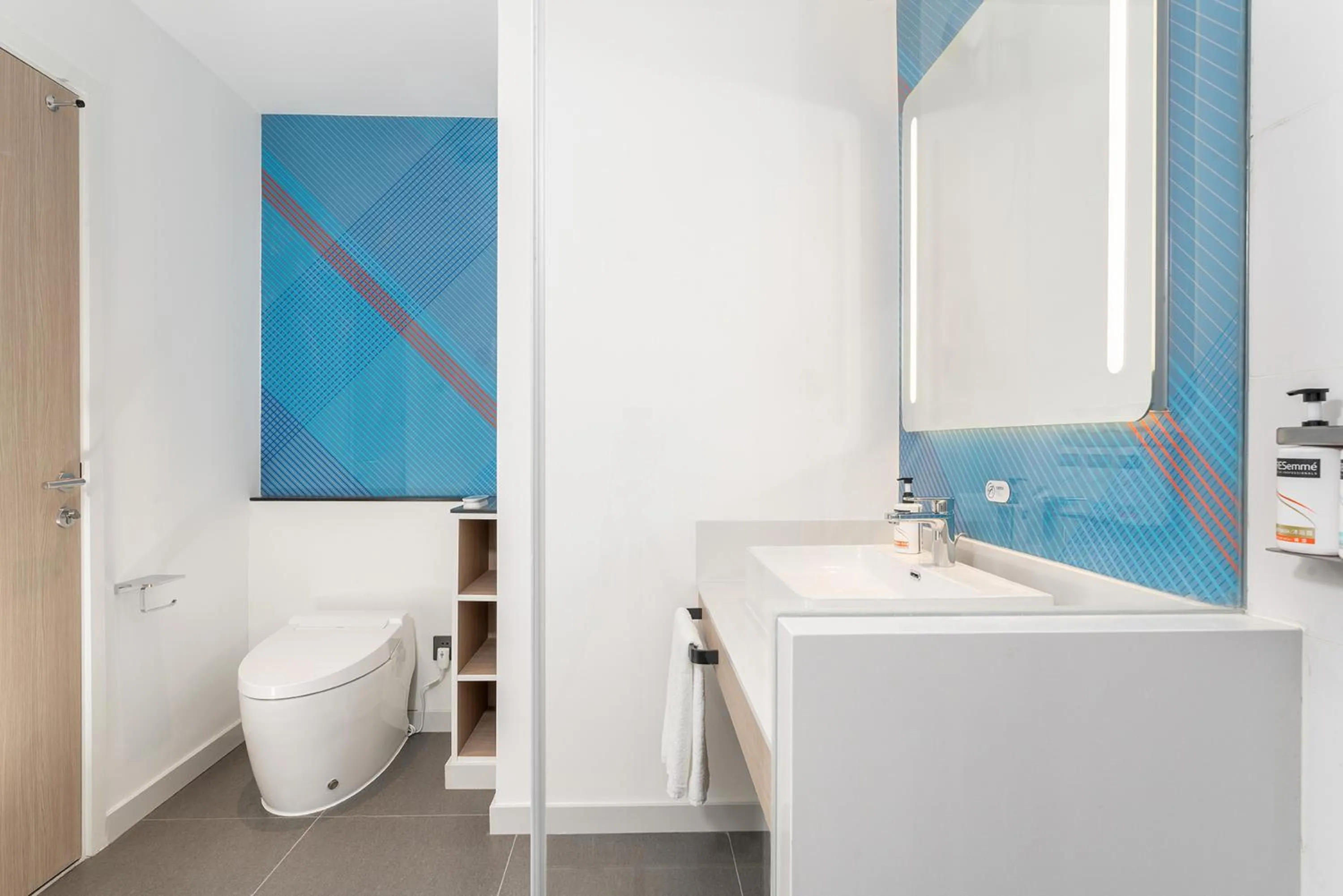 Toilet in Holiday Inn Express Dandong City Center by IHG