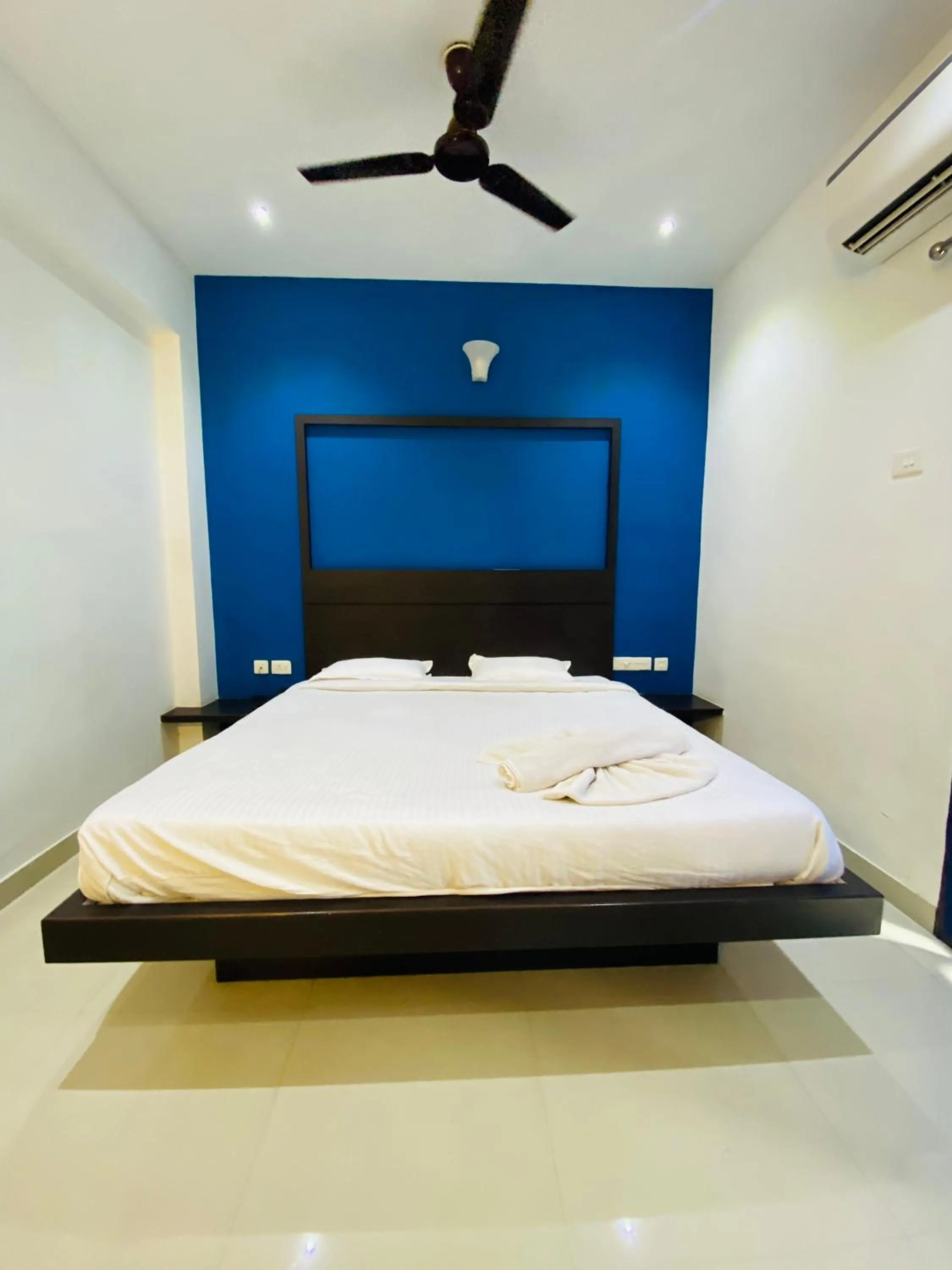 Bedroom, Bed in Tulips Residency - Airport
