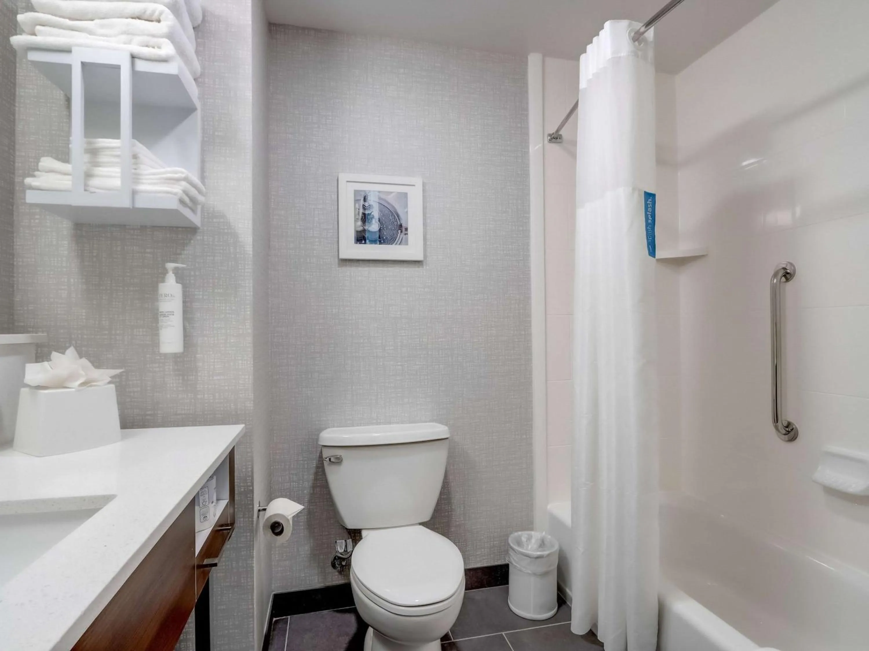 Bathroom in Hampton Inn & Suites Cincinnati Midtown Rookwood