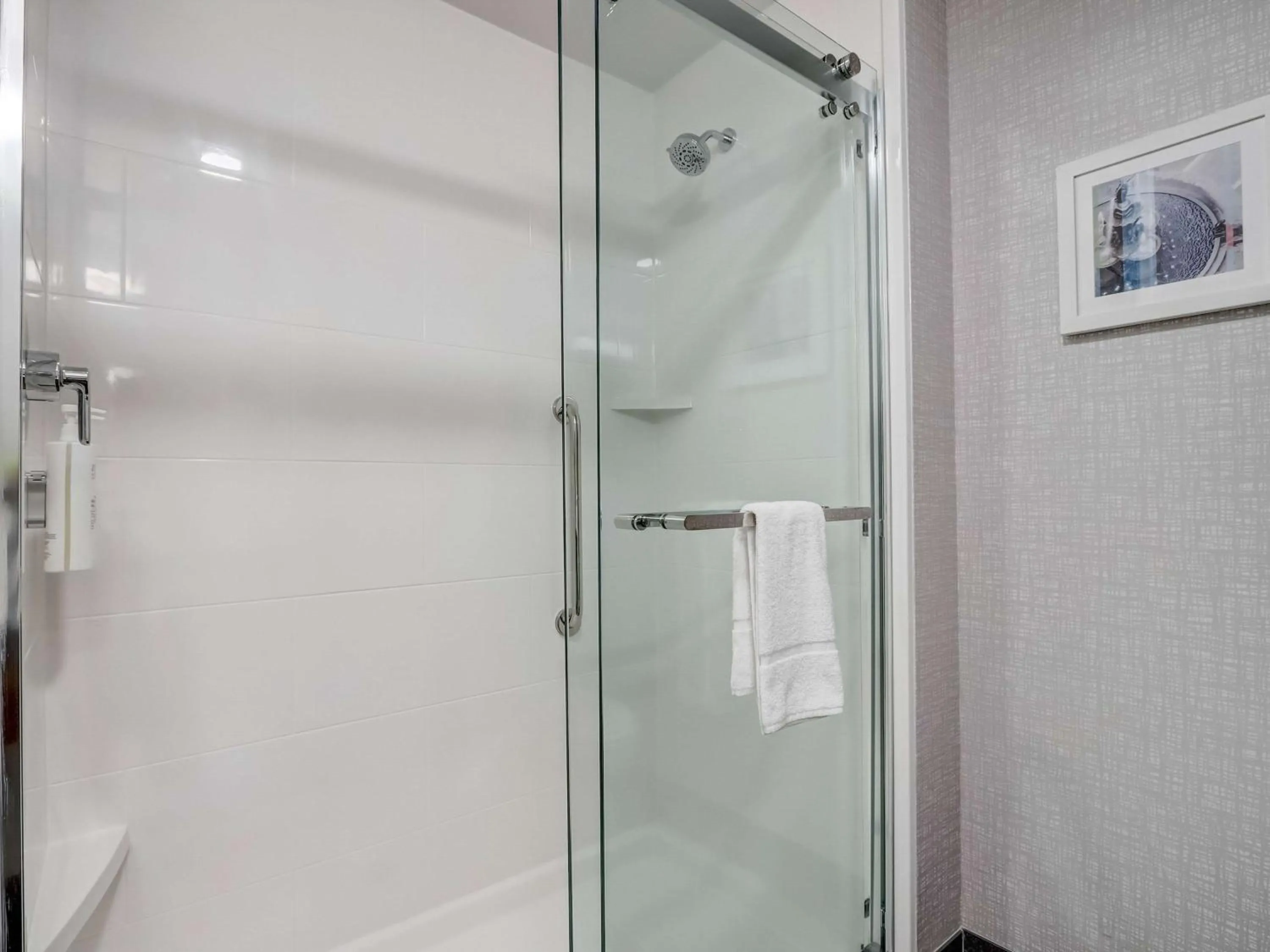 Bathroom in Hampton Inn & Suites Cincinnati Midtown Rookwood