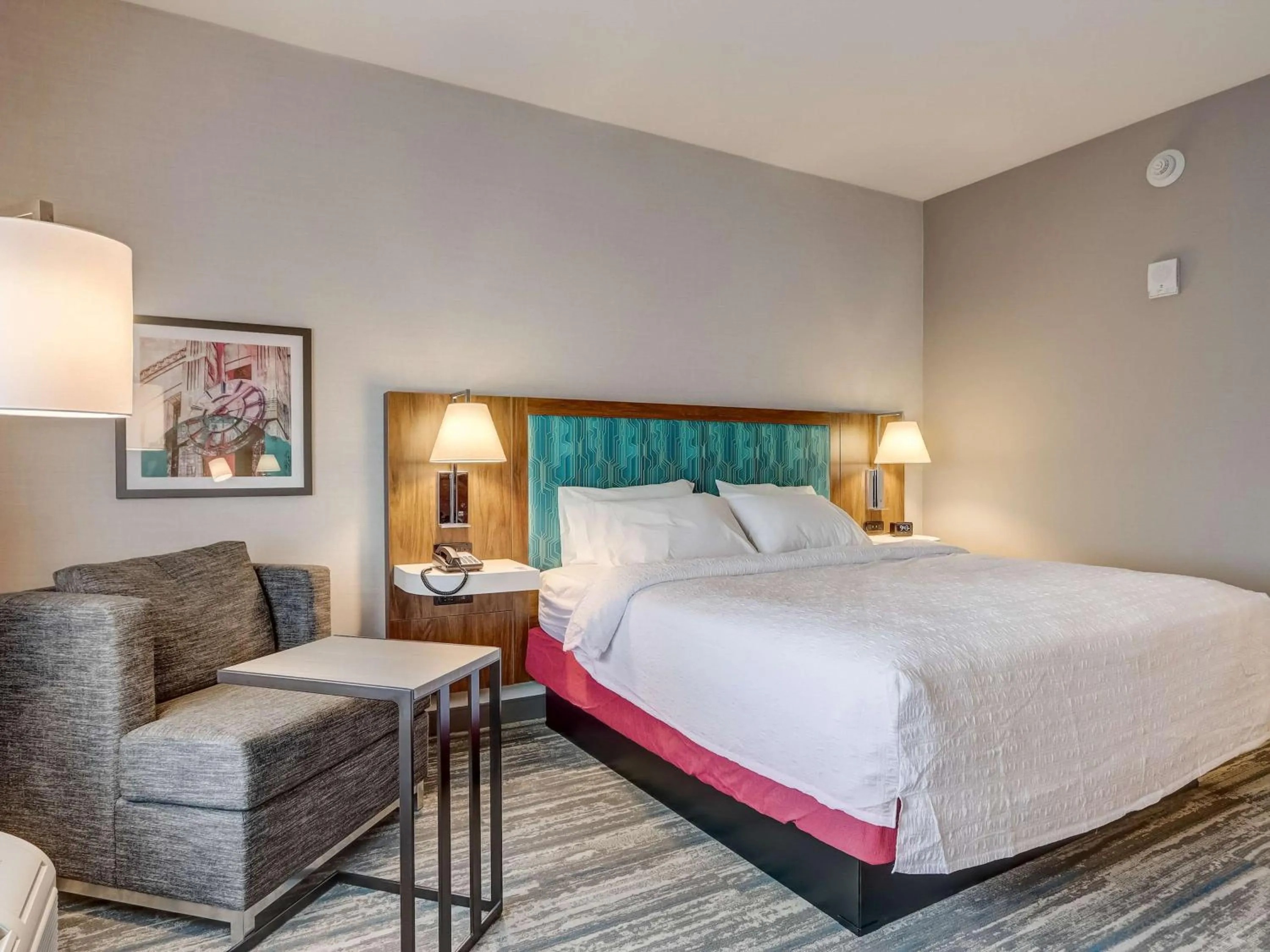 Bed in Hampton Inn & Suites Cincinnati Midtown Rookwood