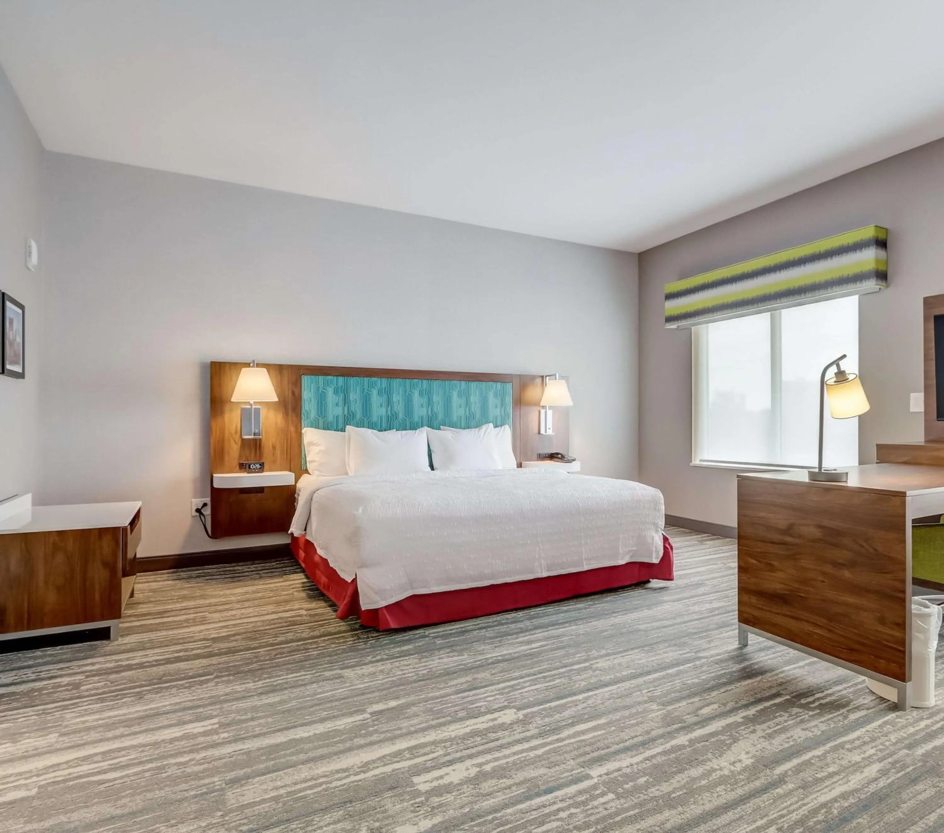 Bed in Hampton Inn & Suites Cincinnati Midtown Rookwood