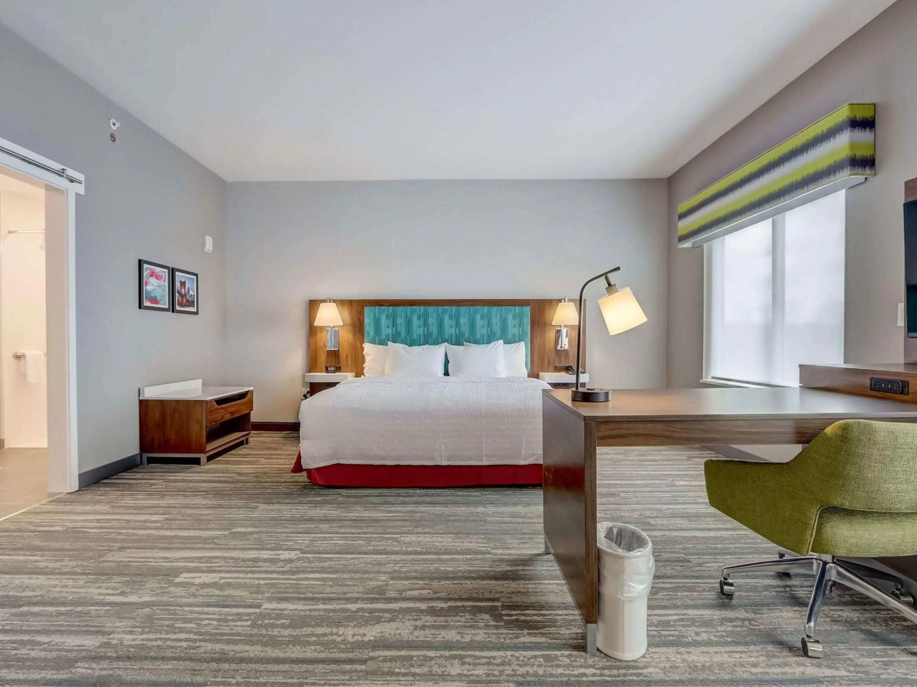 Bedroom, Bed in Hampton Inn & Suites Cincinnati Midtown Rookwood