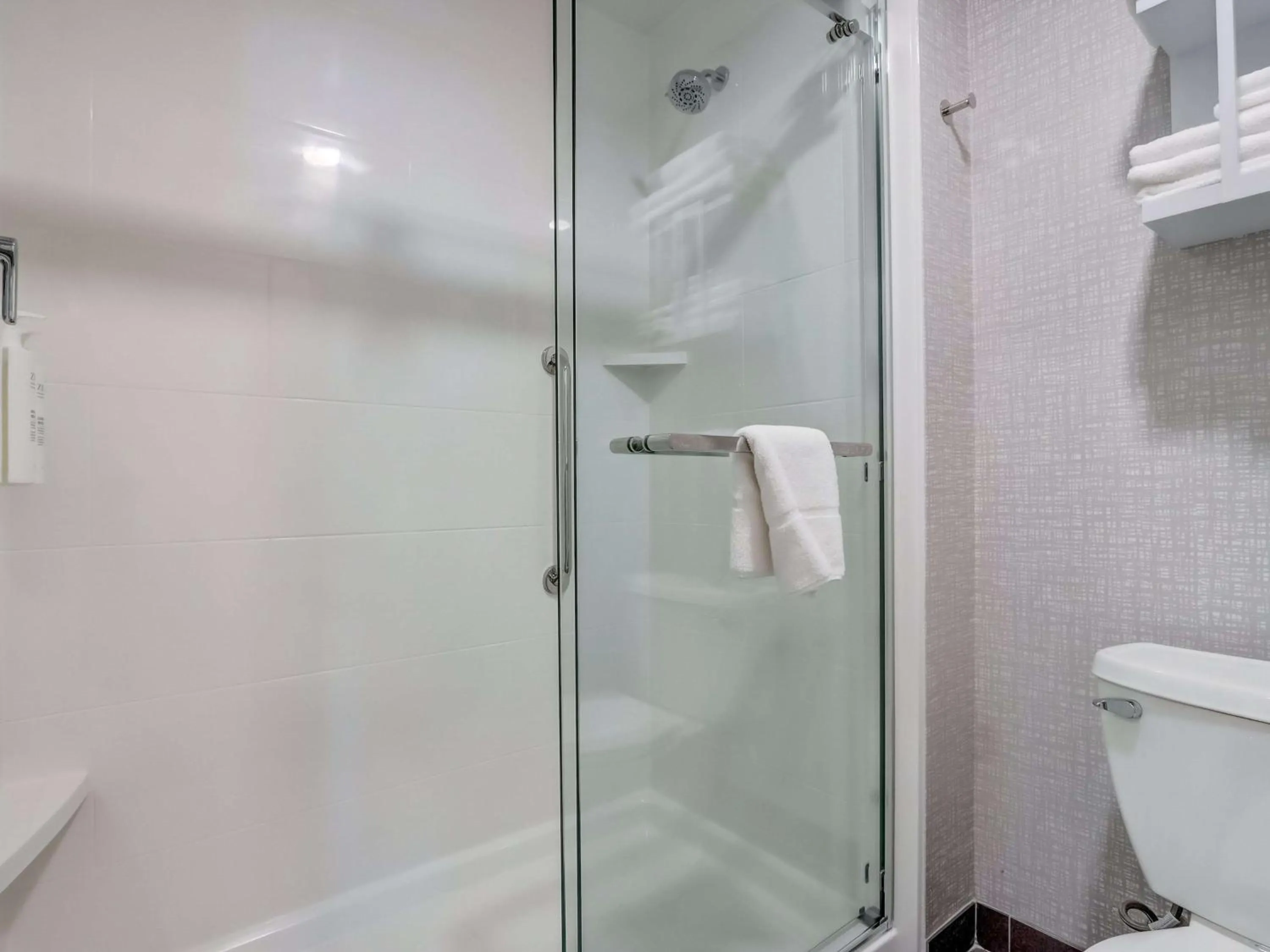 Bathroom in Hampton Inn & Suites Cincinnati Midtown Rookwood