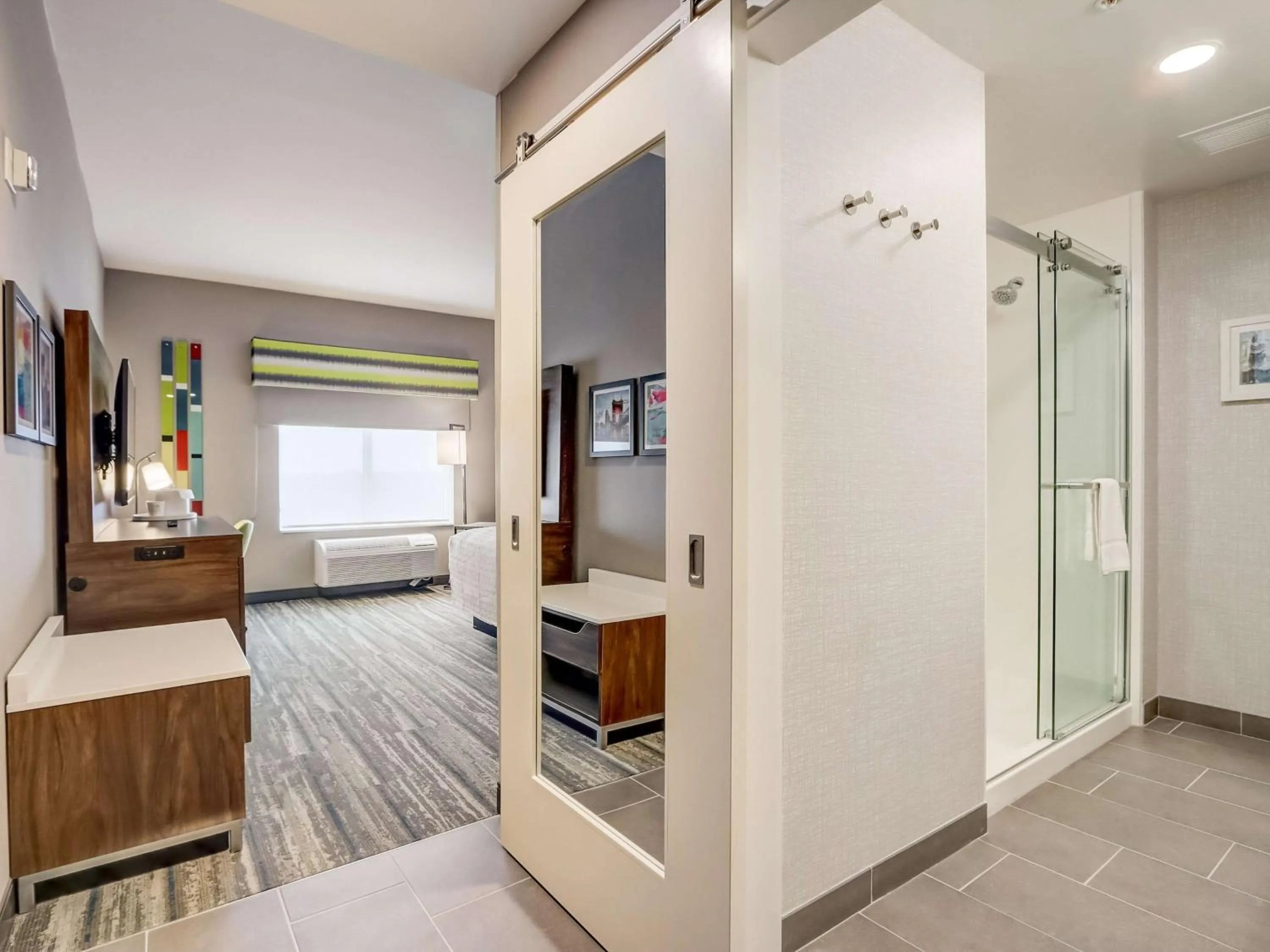 Bathroom, Bed in Hampton Inn & Suites Cincinnati Midtown Rookwood