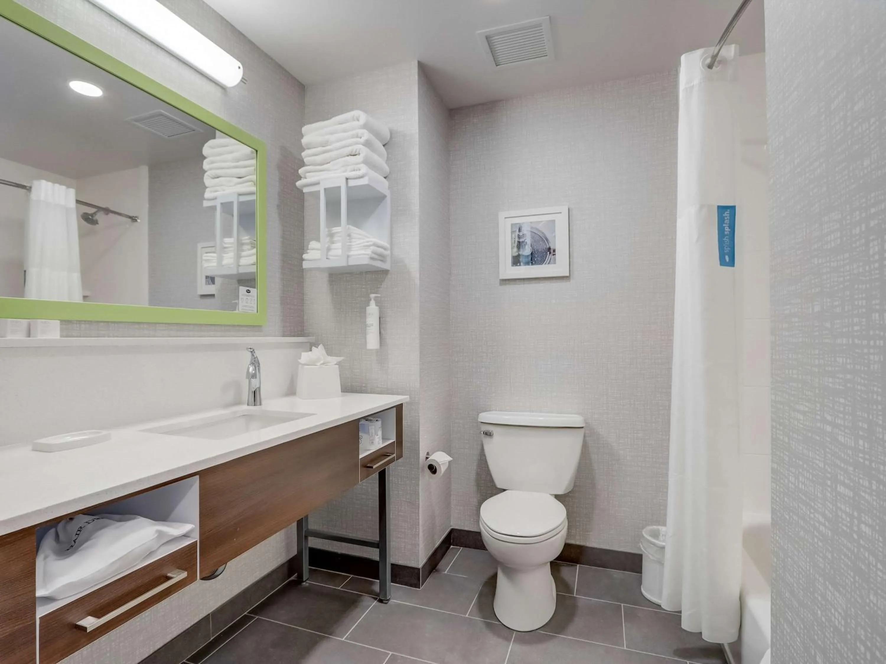 Bathroom in Hampton Inn & Suites Cincinnati Midtown Rookwood