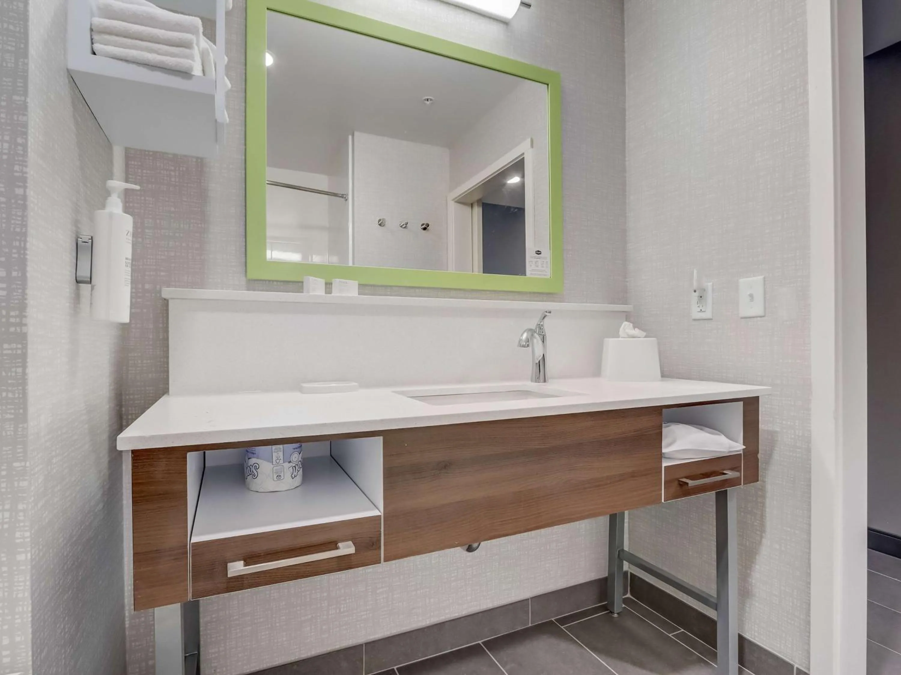 Bathroom in Hampton Inn & Suites Cincinnati Midtown Rookwood