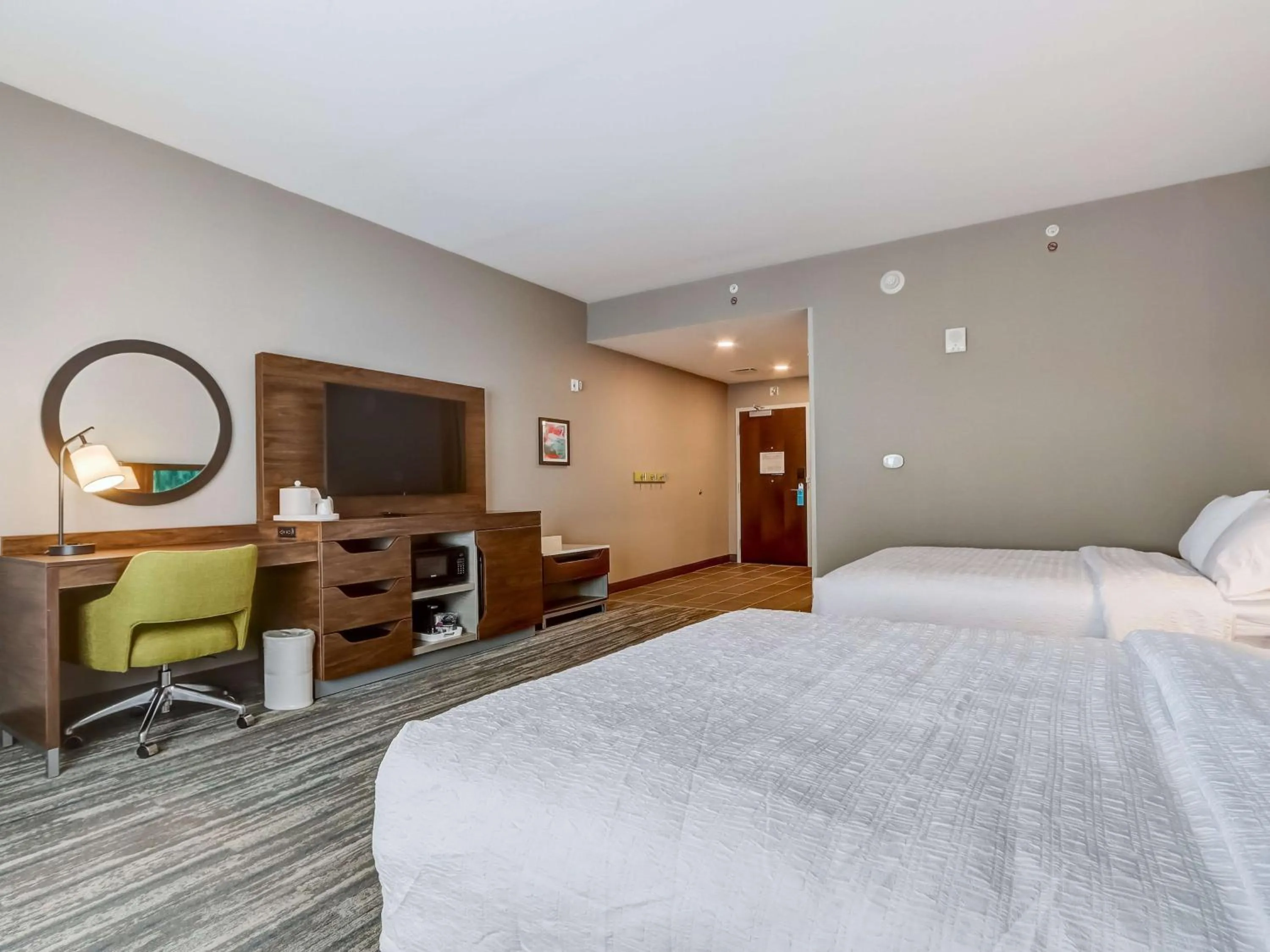Bed in Hampton Inn & Suites Cincinnati Midtown Rookwood