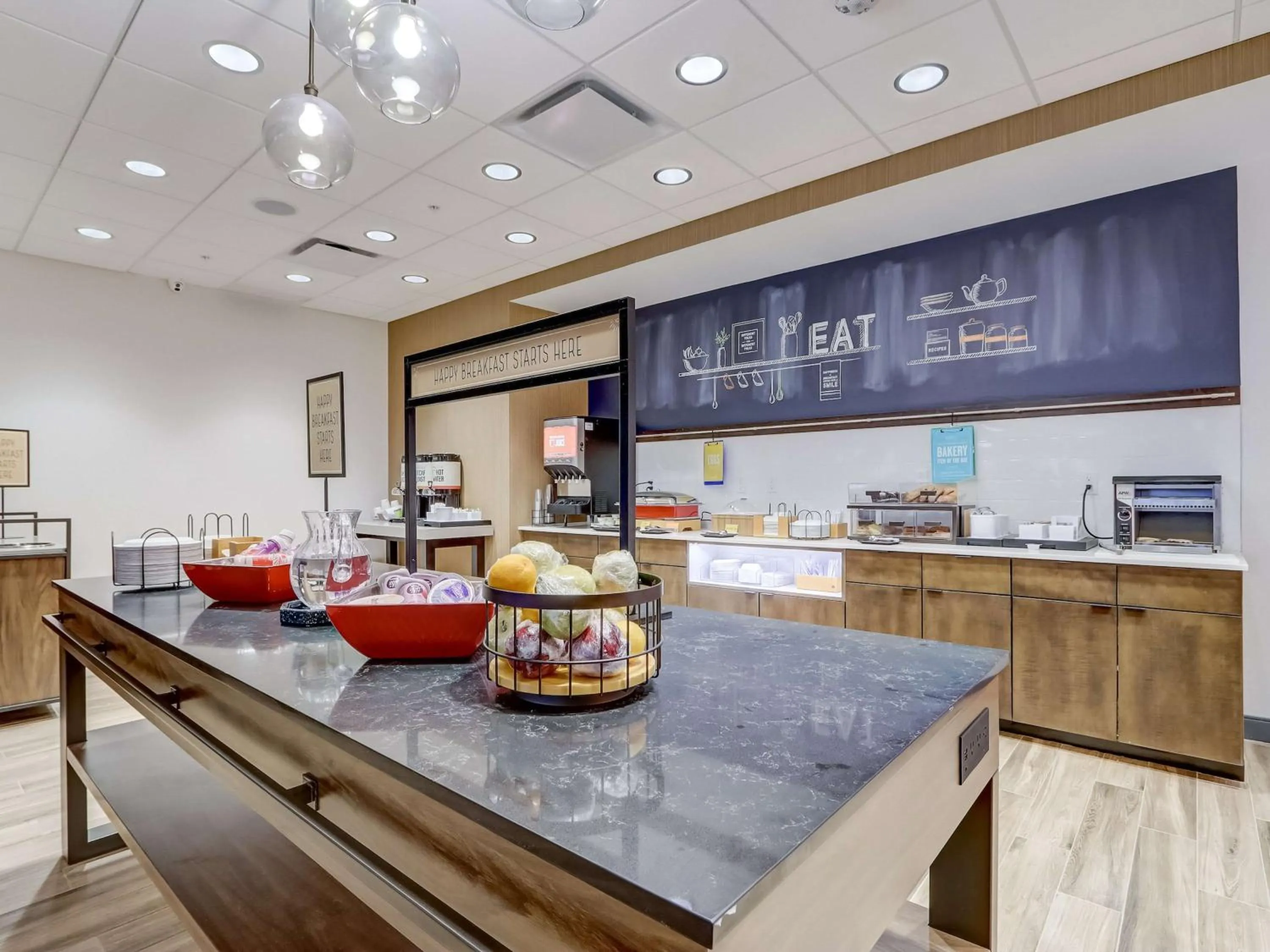 Food and drinks in Hampton Inn & Suites Cincinnati Midtown Rookwood