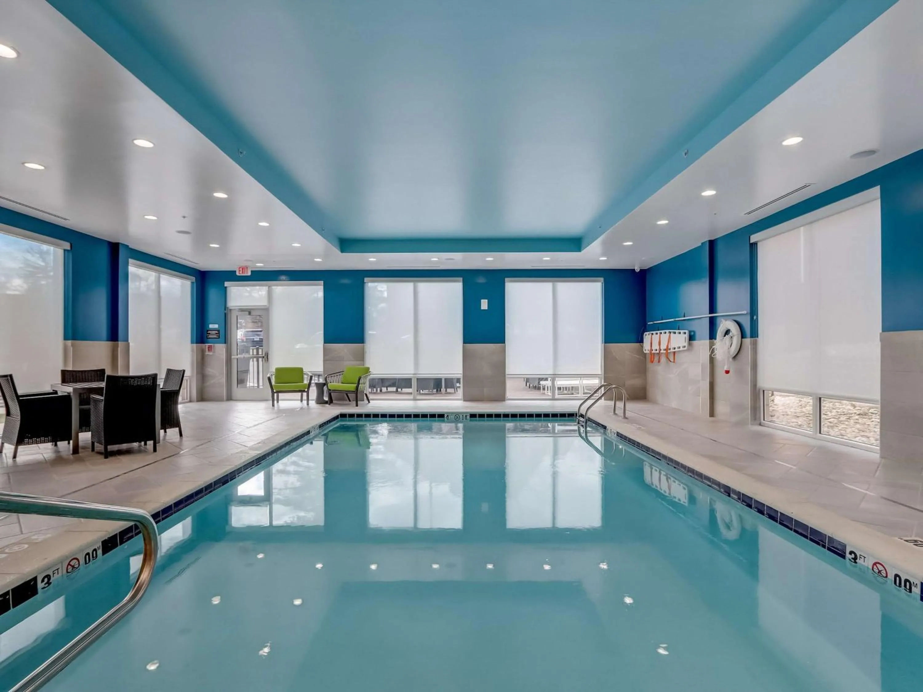 Pool view in Hampton Inn & Suites Cincinnati Midtown Rookwood