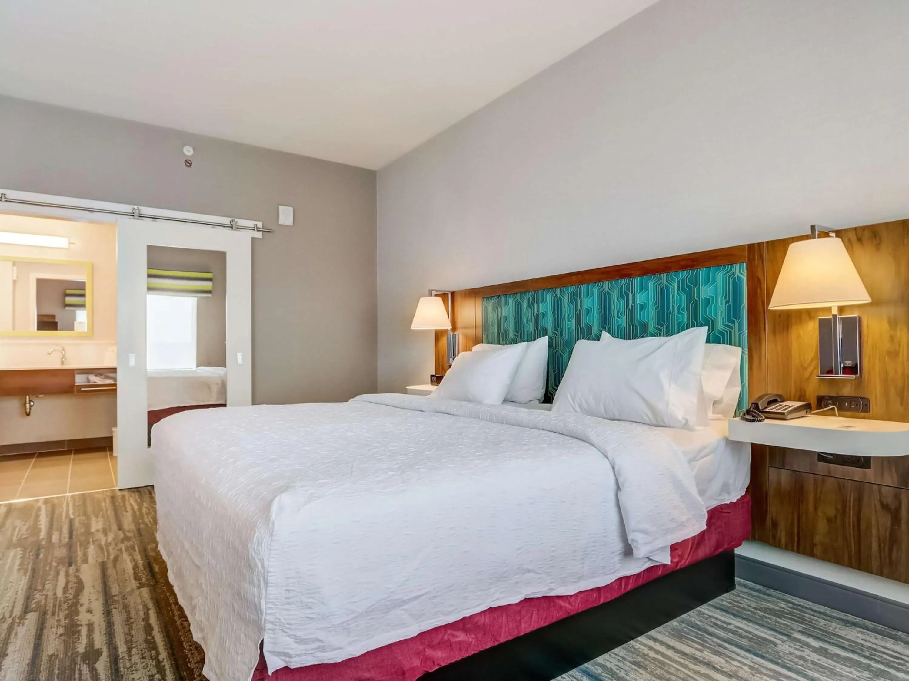 Bed in Hampton Inn & Suites Cincinnati Midtown Rookwood