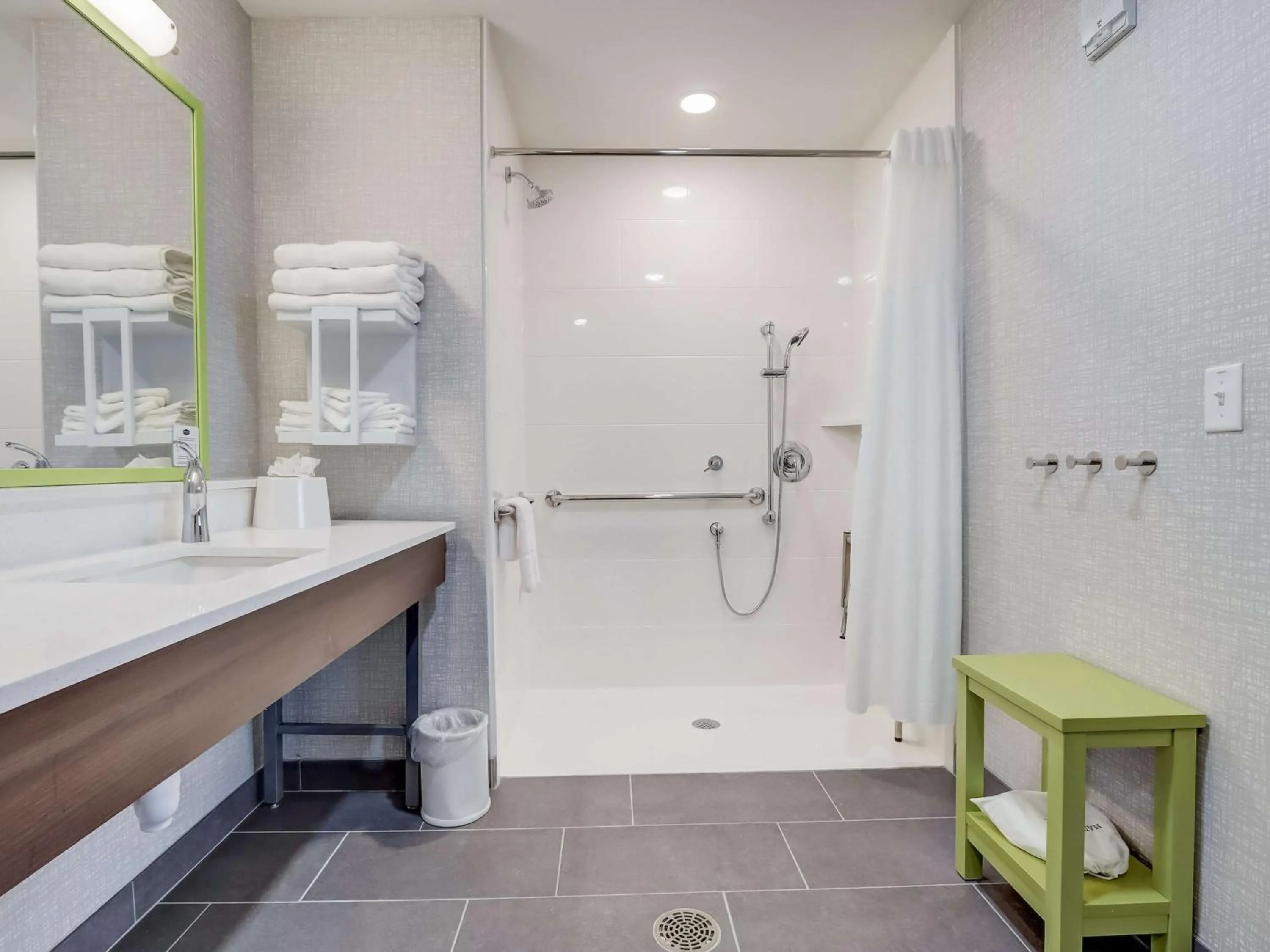 Shower in Hampton Inn & Suites Cincinnati Midtown Rookwood