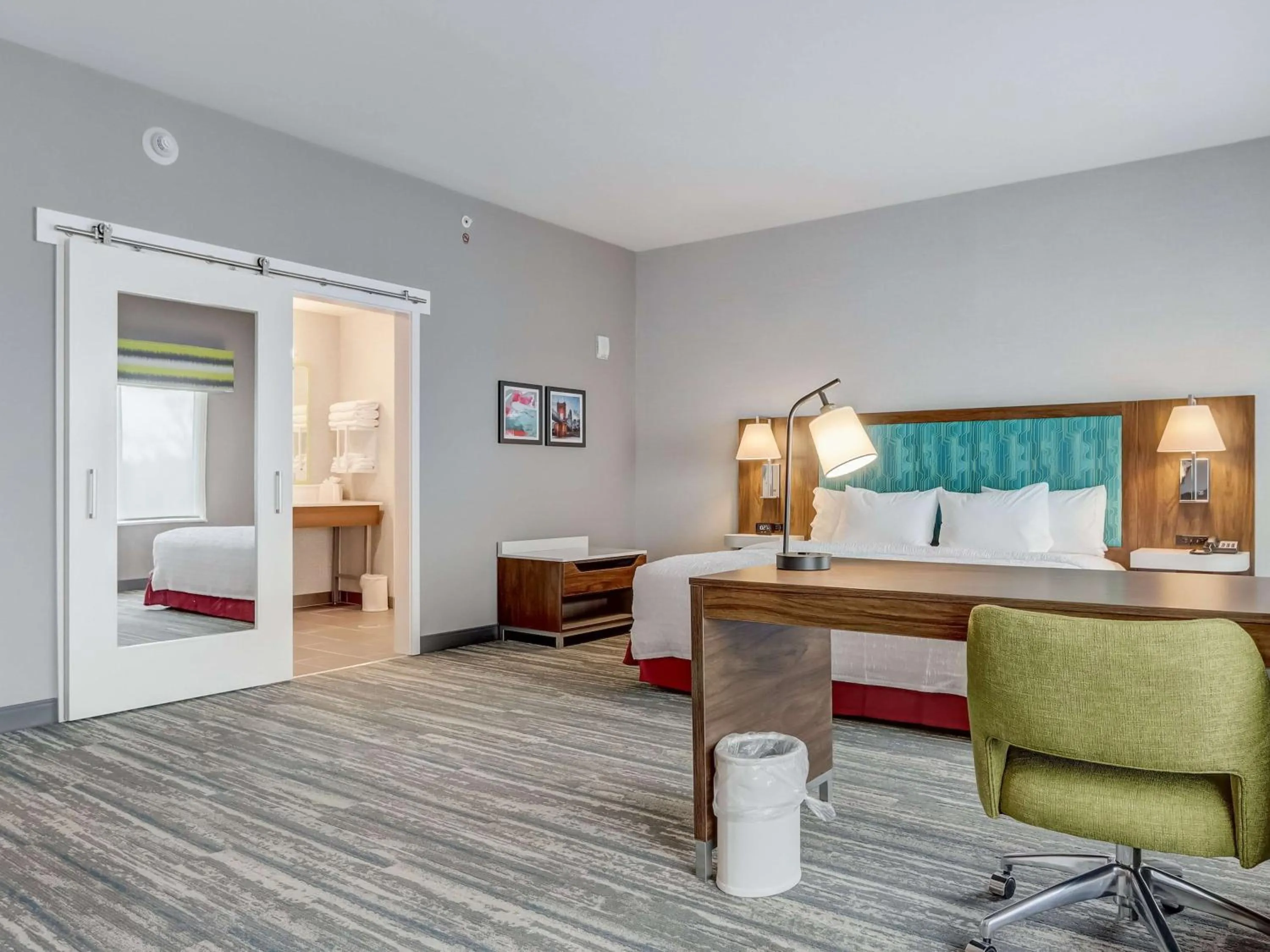 Bedroom, Bed in Hampton Inn & Suites Cincinnati Midtown Rookwood