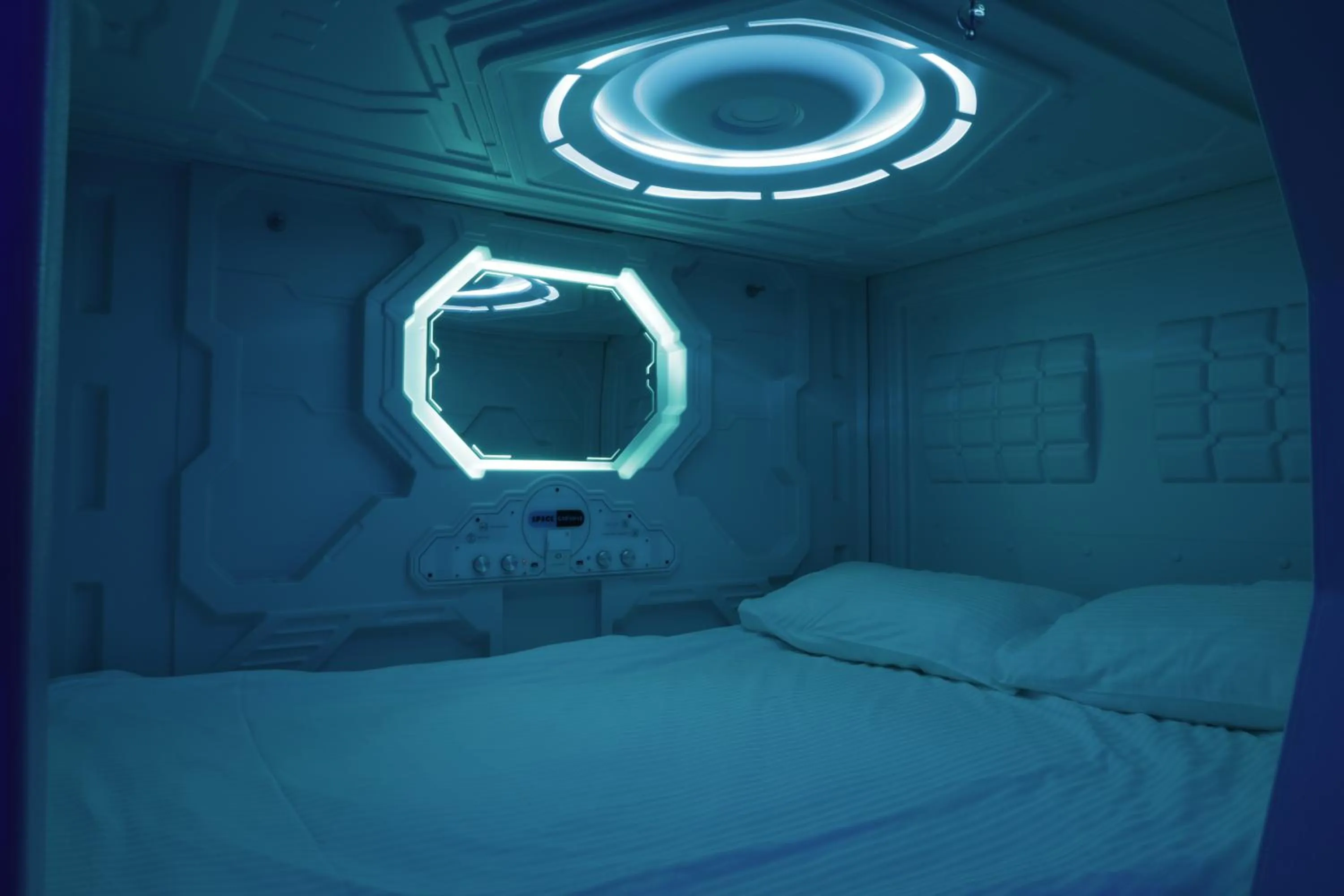 Shower, Bed in Capsula hotel
