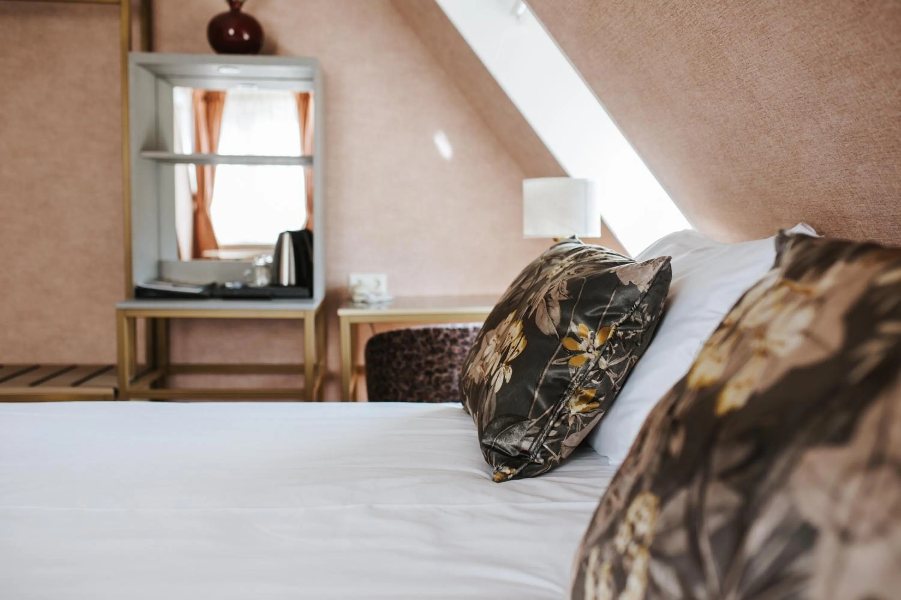 Coffee/tea facilities, Bed in Hotel Wesseling