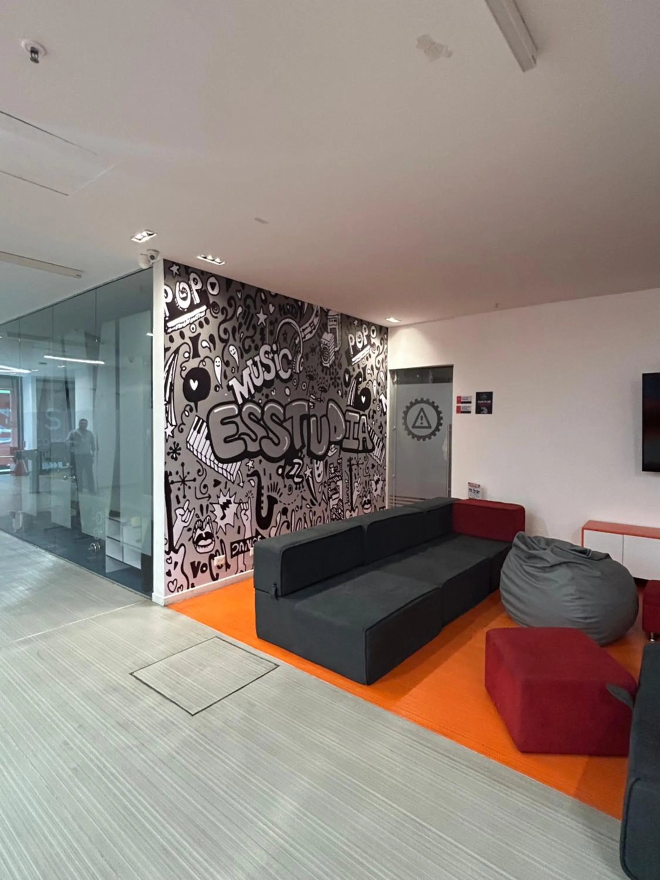 Communal lounge/ TV room in Esstudia 17-4