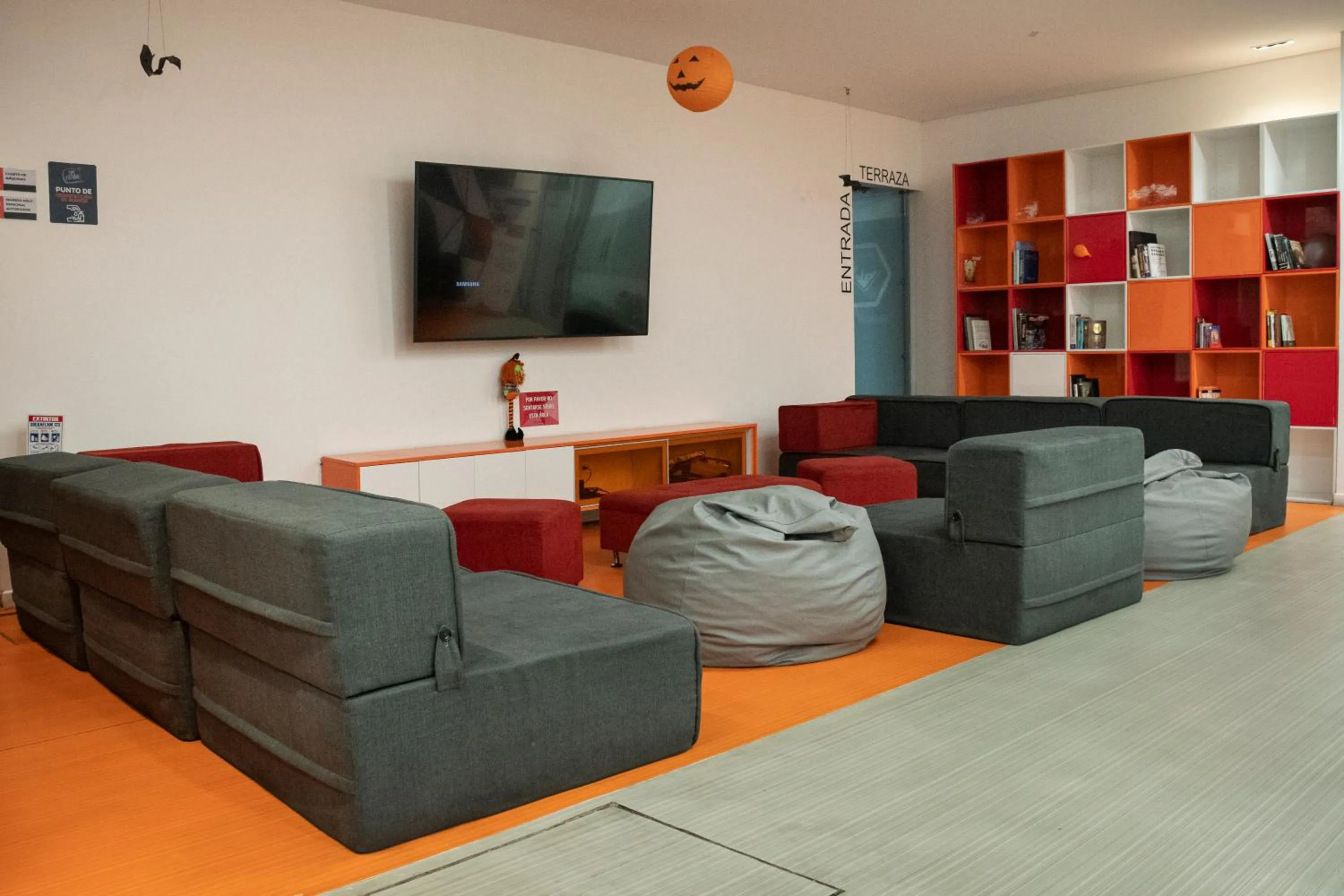 Communal lounge/ TV room in Esstudia 17-4