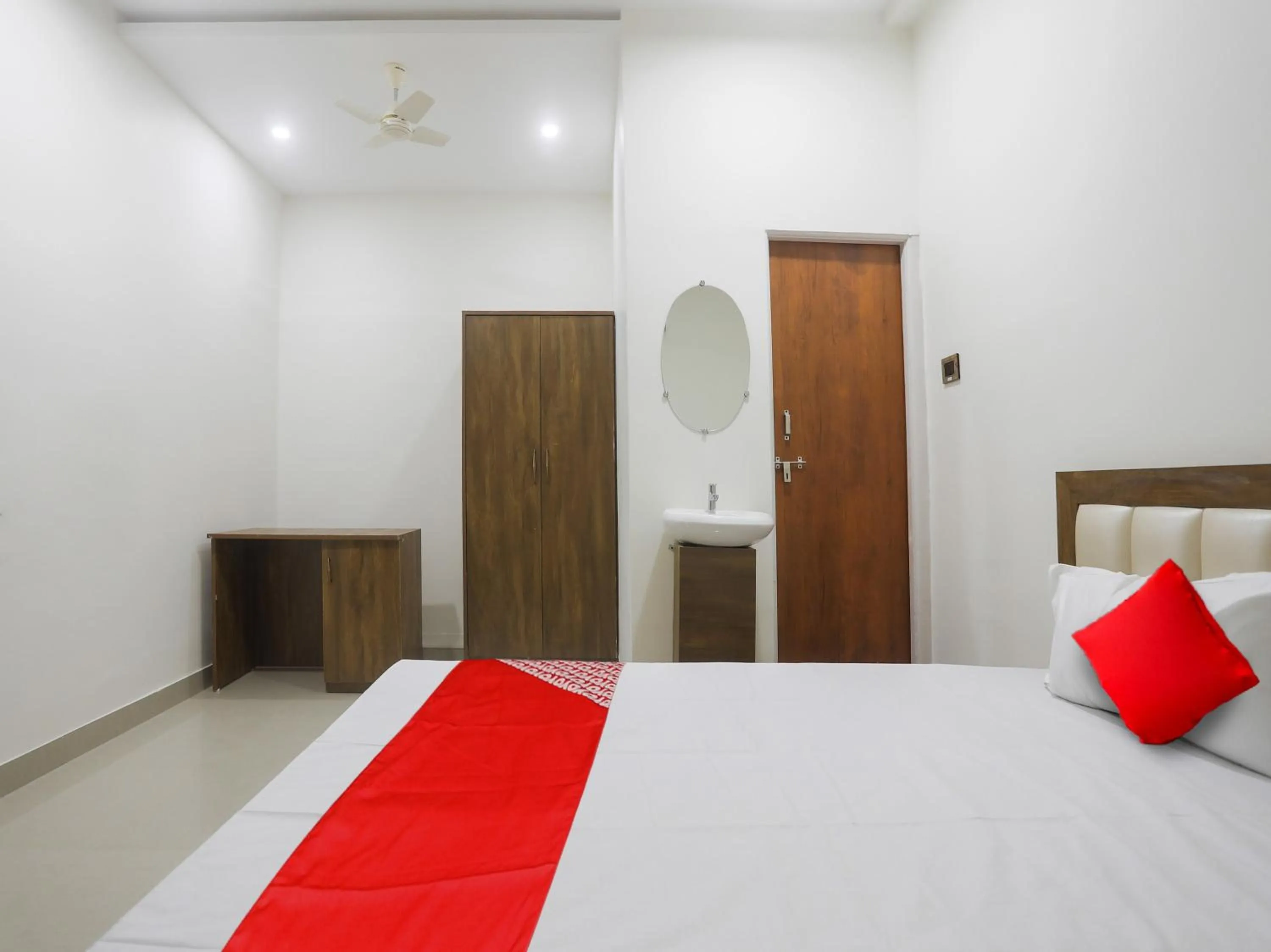 Facade/entrance, Bed in Hotel O by OYO RAHUL SERVICE APPARTMENT 2