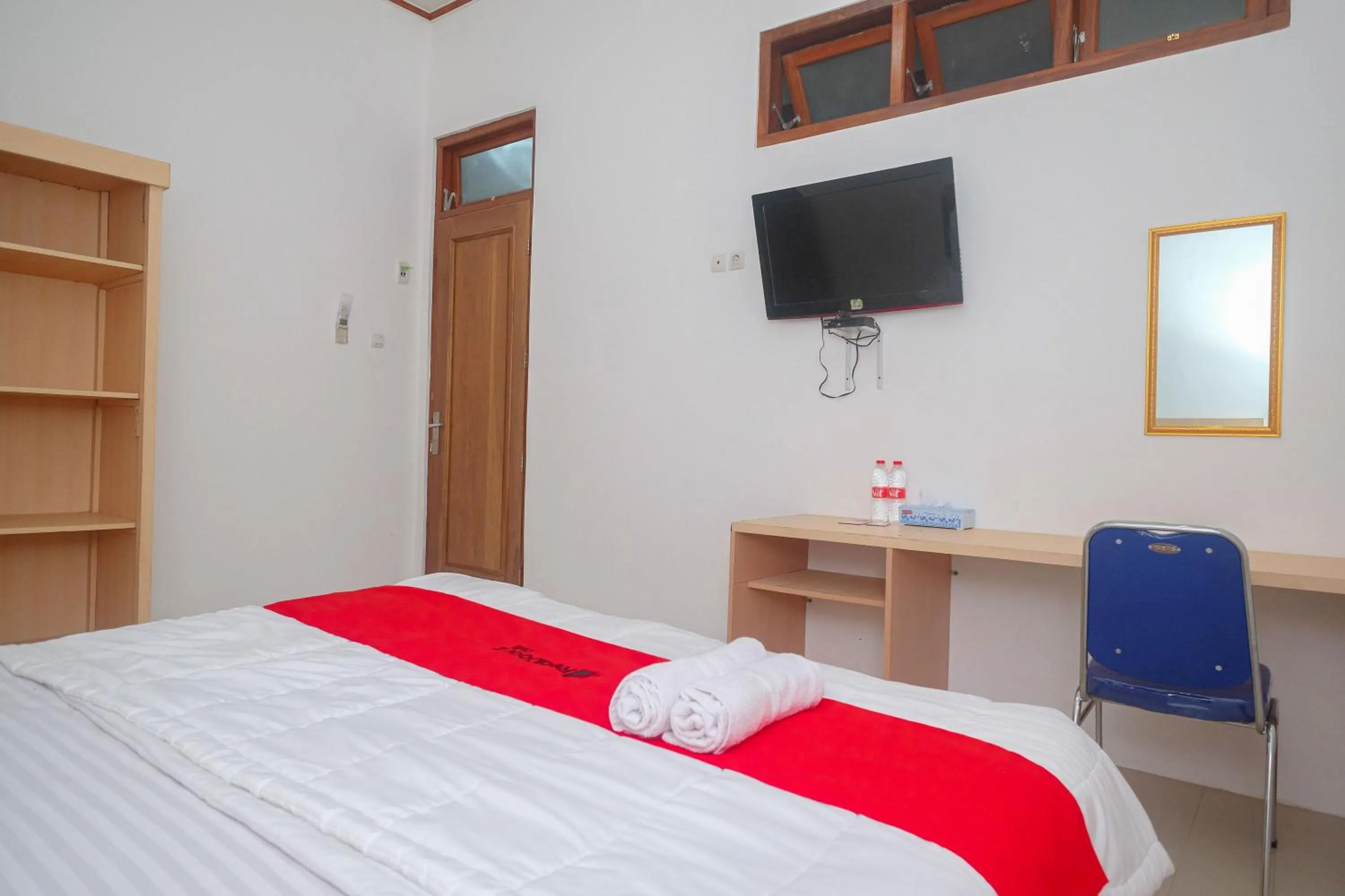 Bed in RedDoorz Syariah near Alun Alun Temanggung