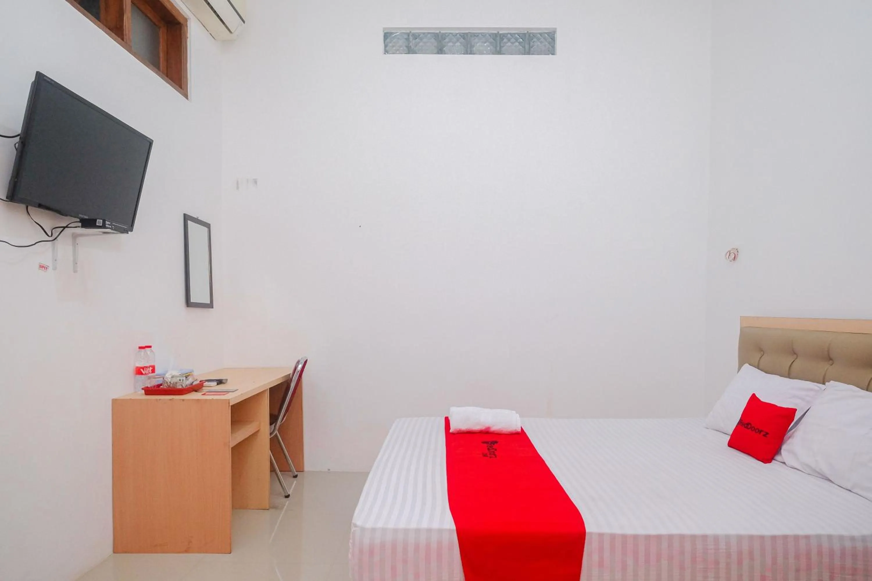 Bed in RedDoorz Syariah near Alun Alun Temanggung