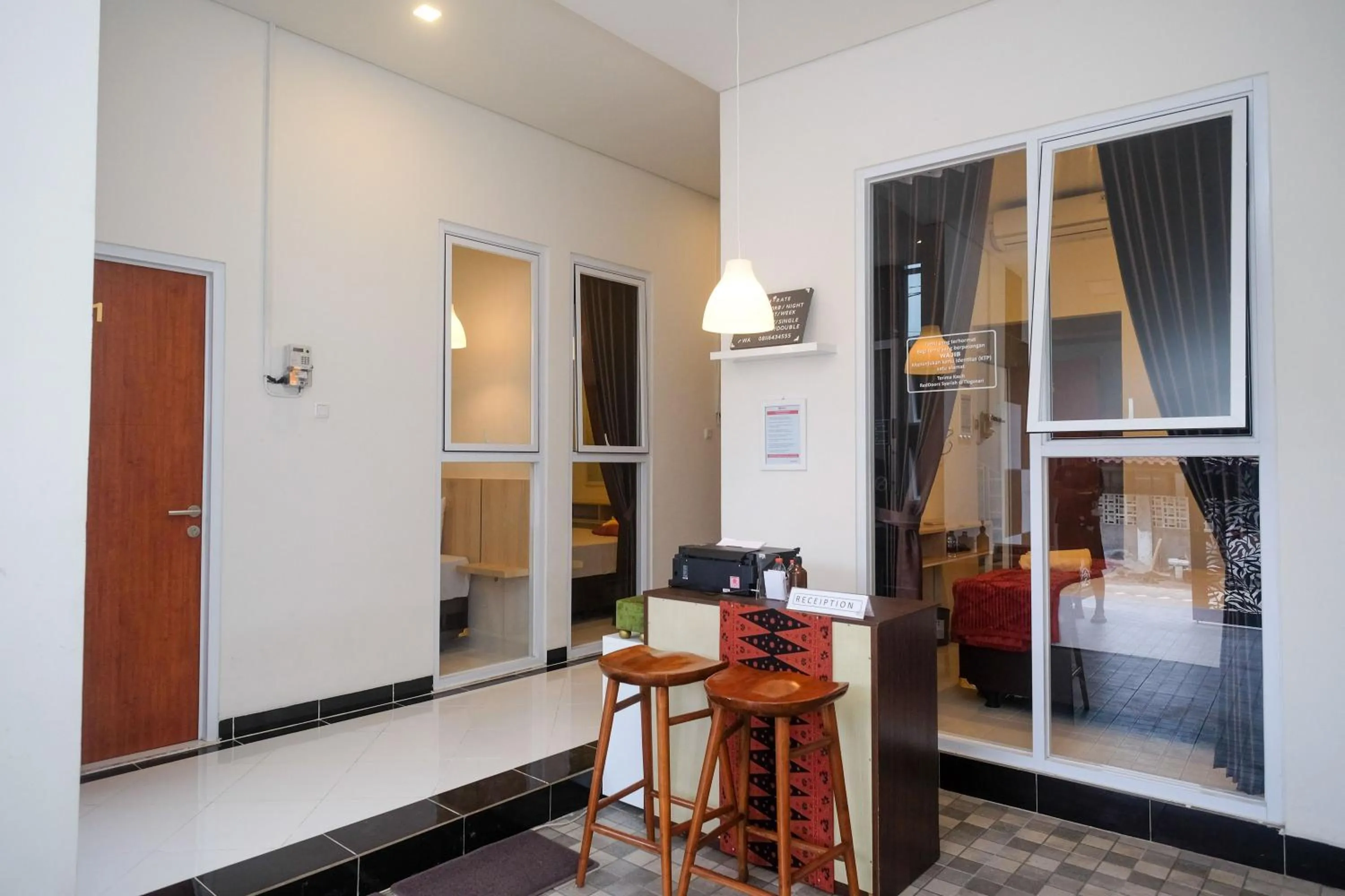 Lobby or reception in RedDoorz Syariah near Alun Alun Temanggung