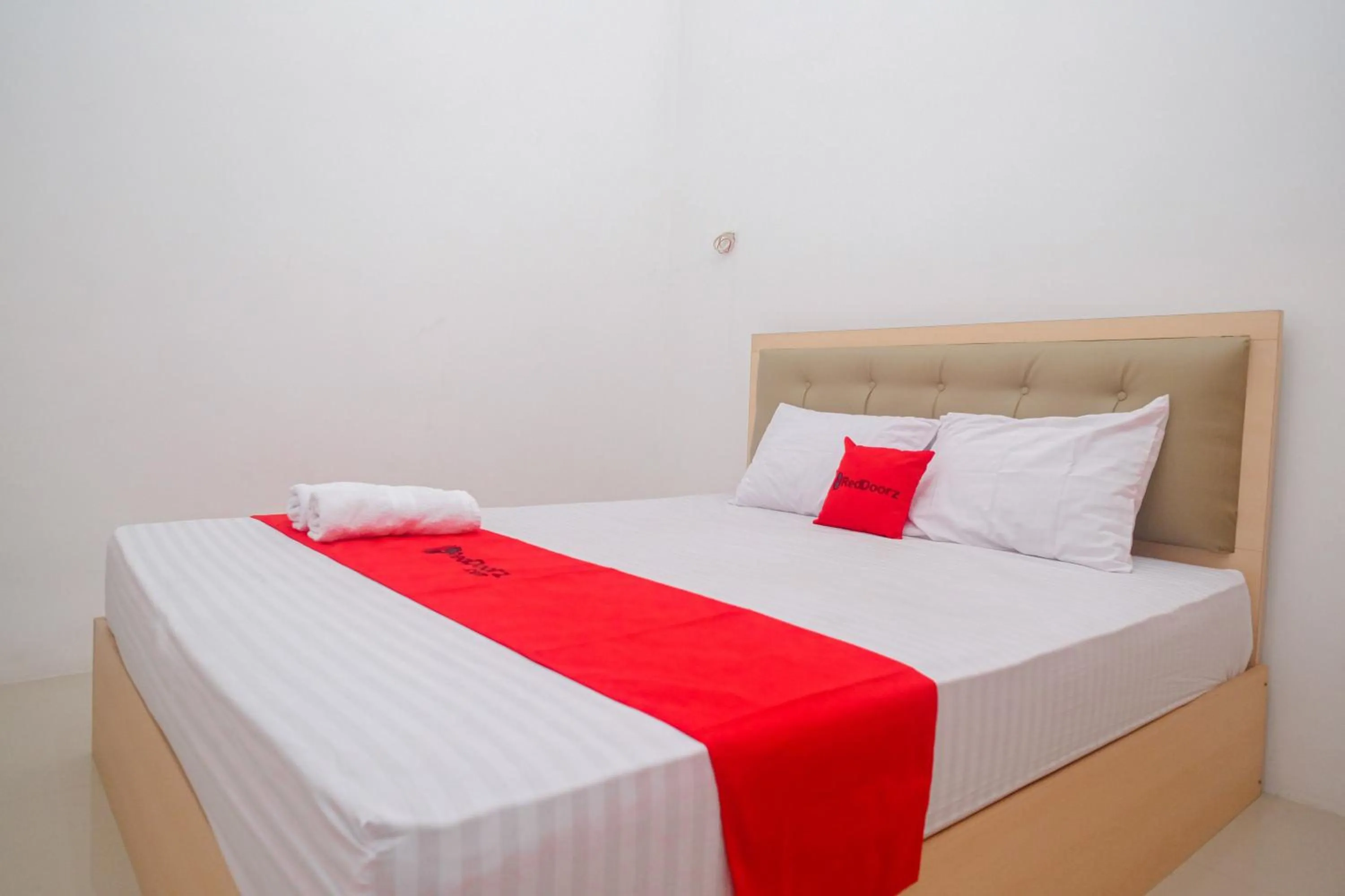 Bed in RedDoorz Syariah near Alun Alun Temanggung