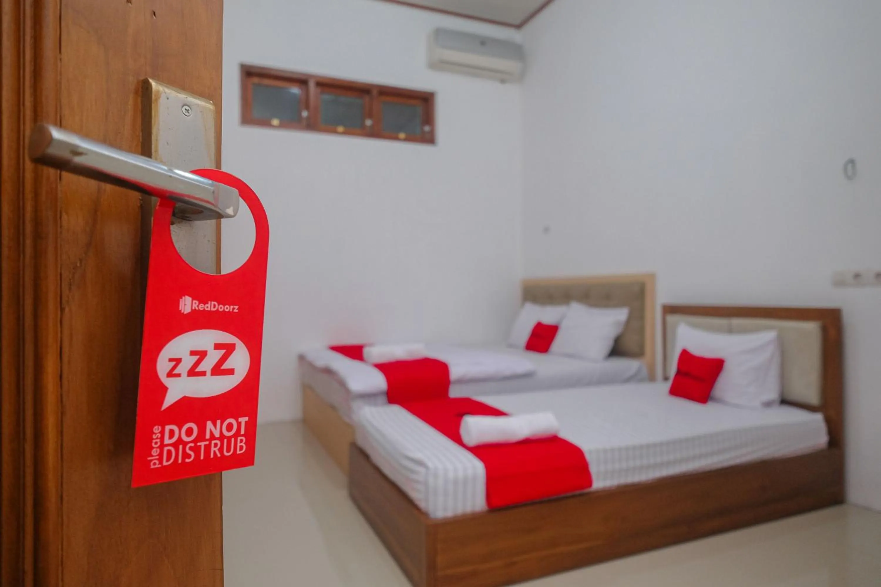 Bed in RedDoorz Syariah near Alun Alun Temanggung