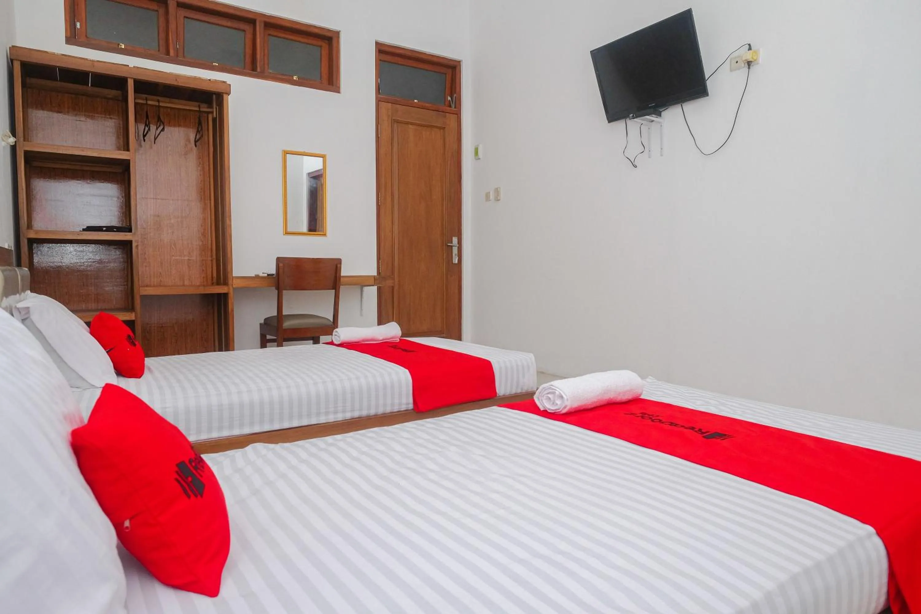 Bed in RedDoorz Syariah near Alun Alun Temanggung