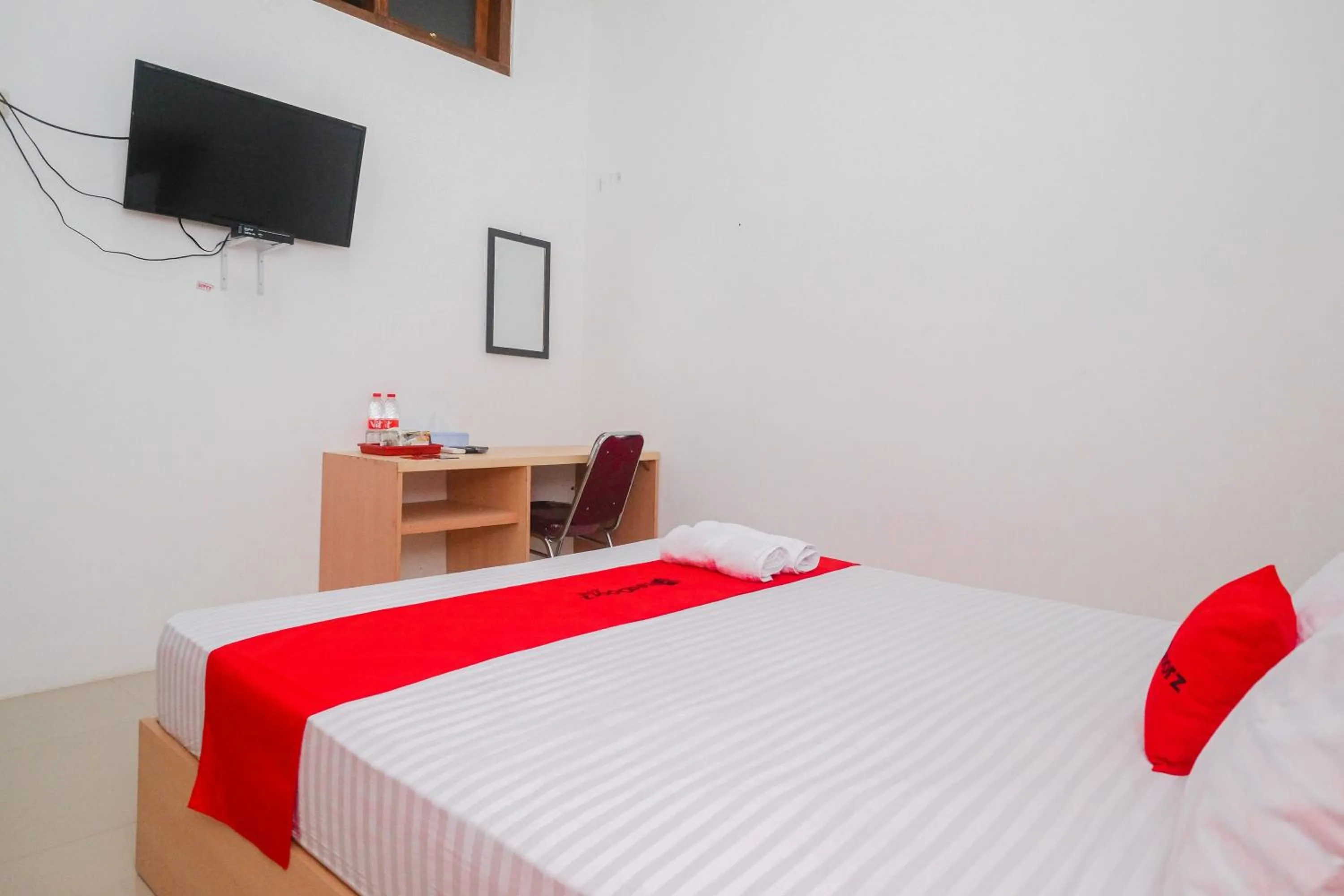 Bed in RedDoorz Syariah near Alun Alun Temanggung