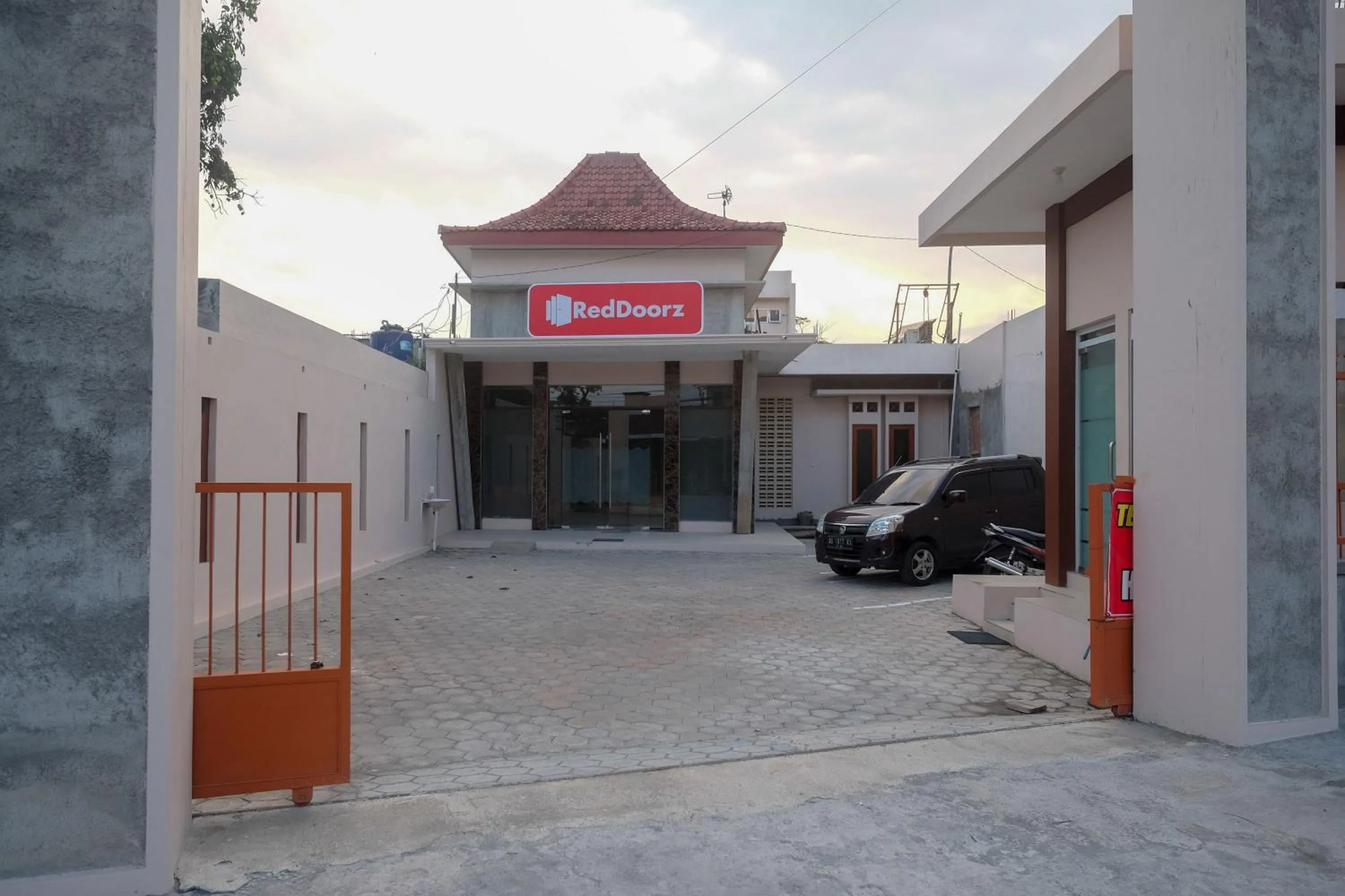 Property building in RedDoorz Syariah near Alun Alun Temanggung