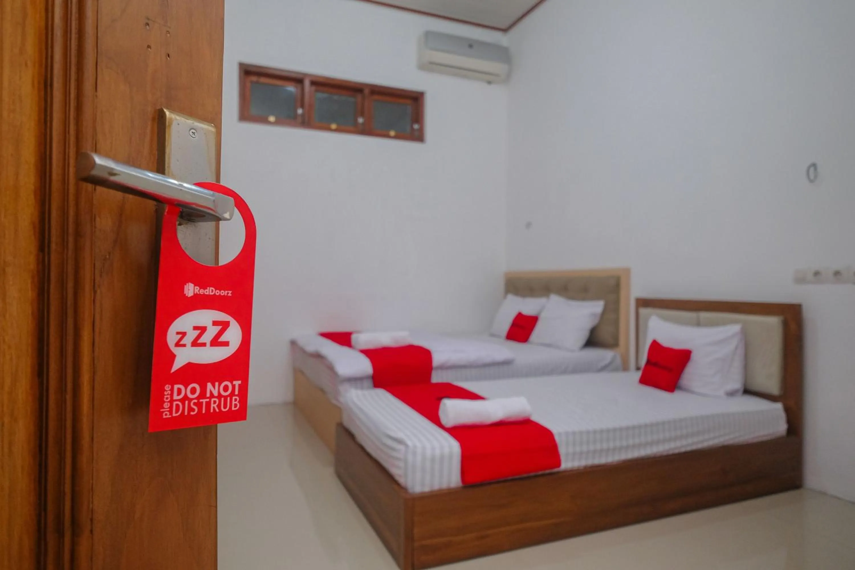Bed in RedDoorz Syariah near Alun Alun Temanggung