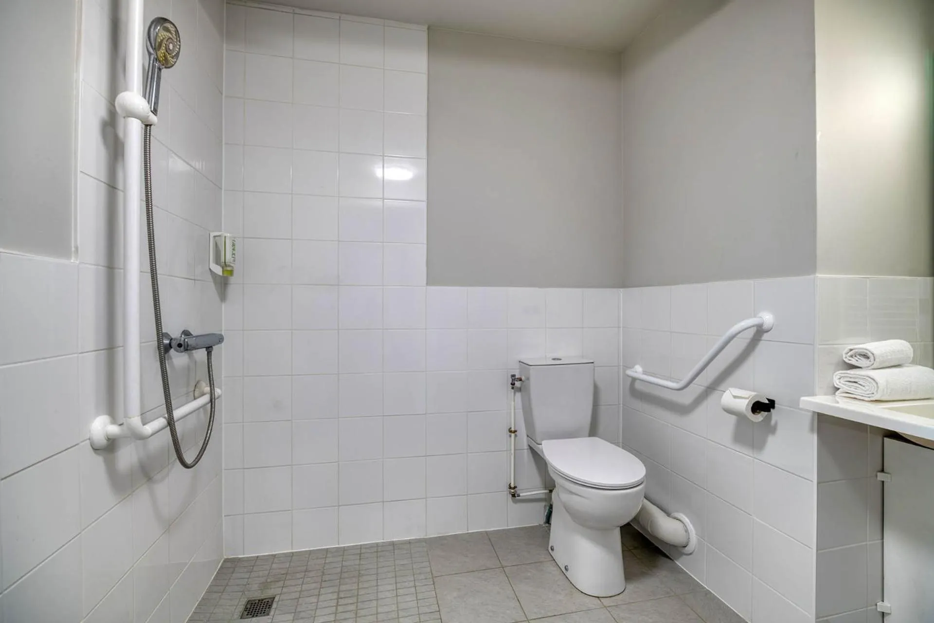 Toilet in Appart'hôtel Toulouse Zénith