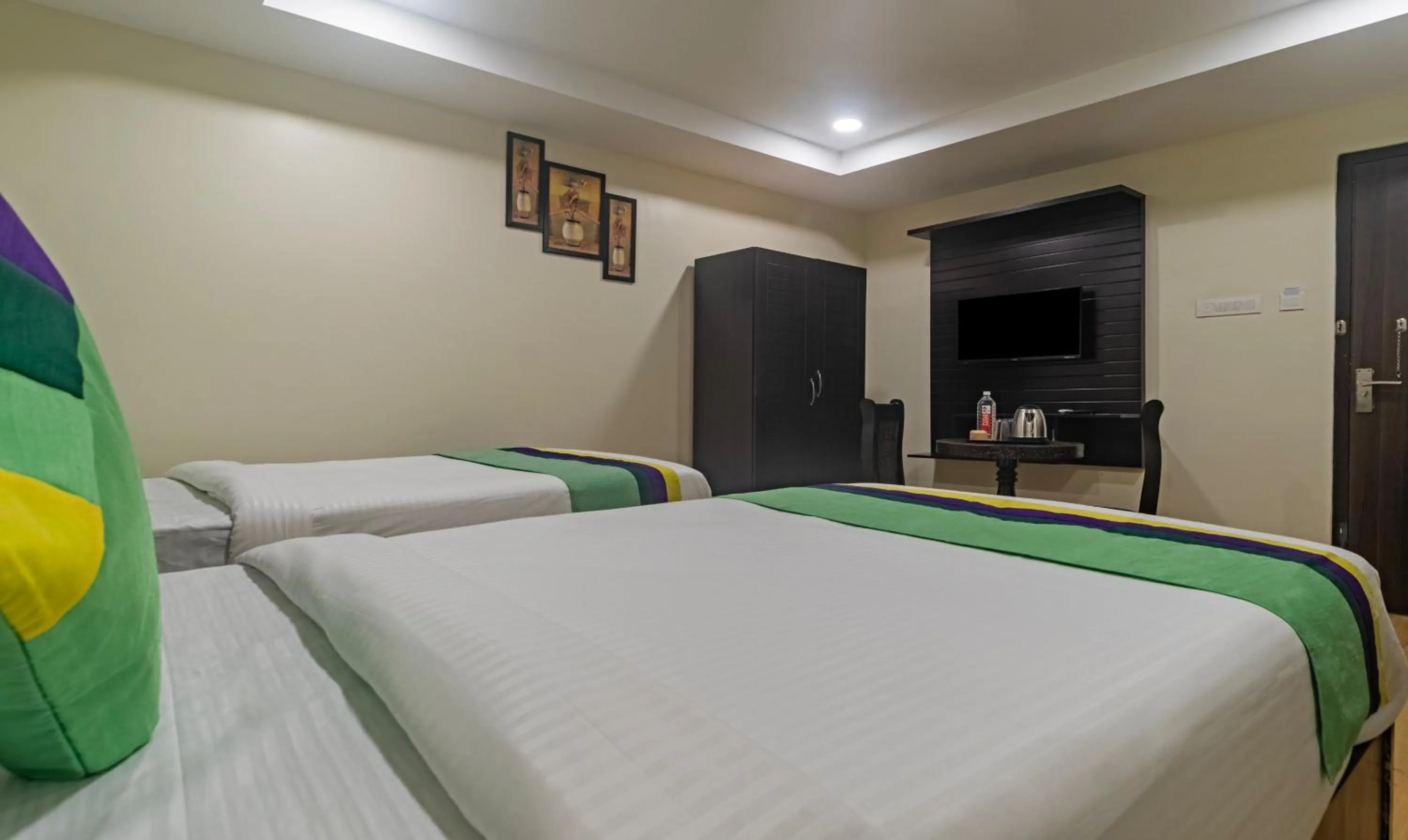 Bed in Treebo Address Inn Jubilee Hills