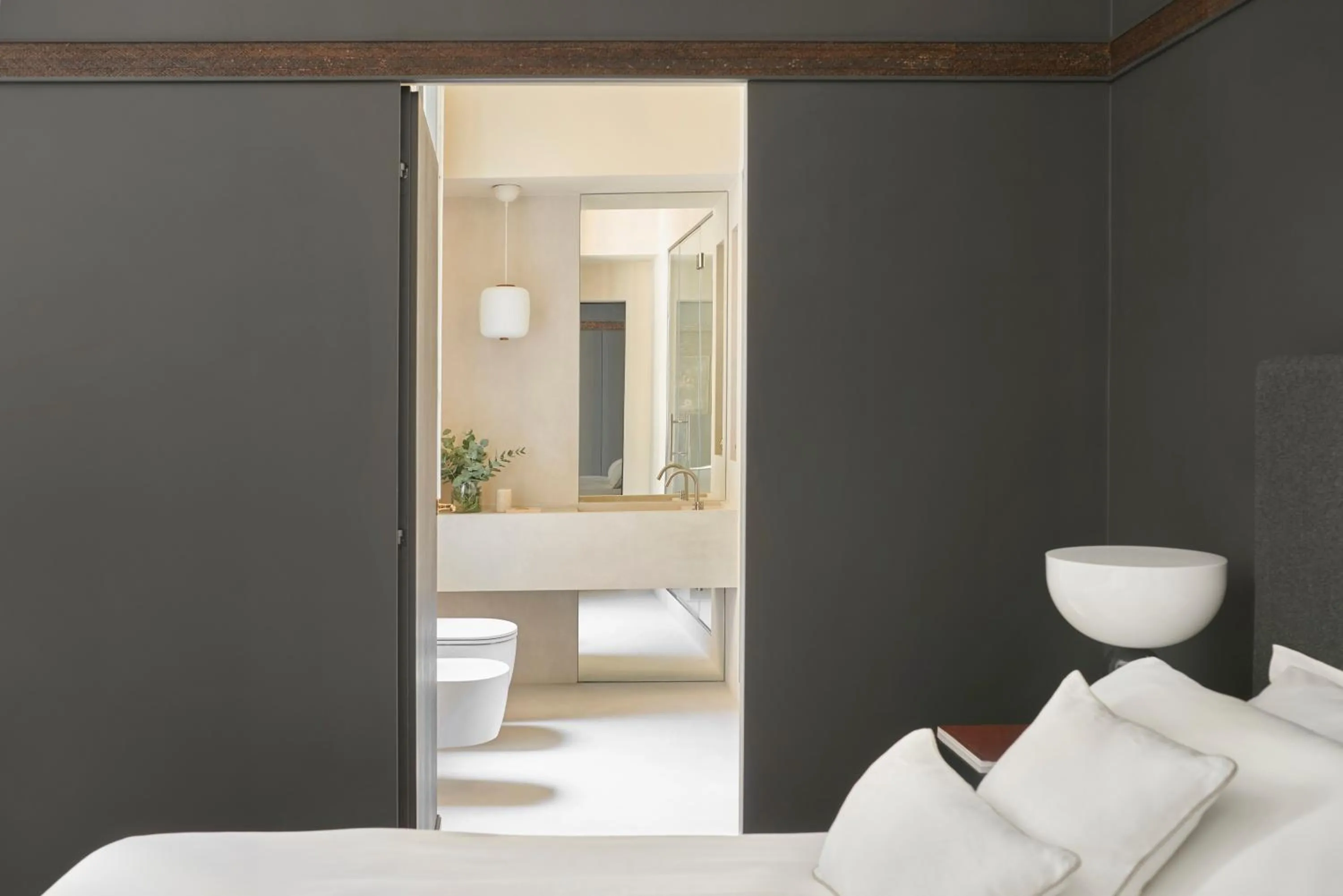 Toilet, Bed in Crossing Manzoni