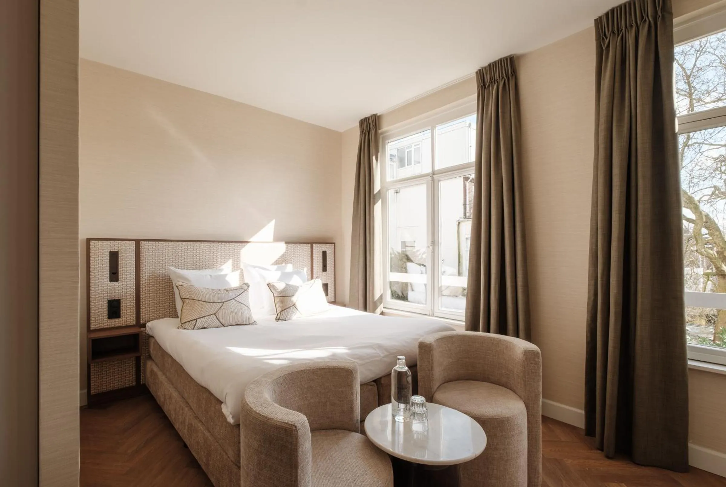 Bed in Parklane Hotel