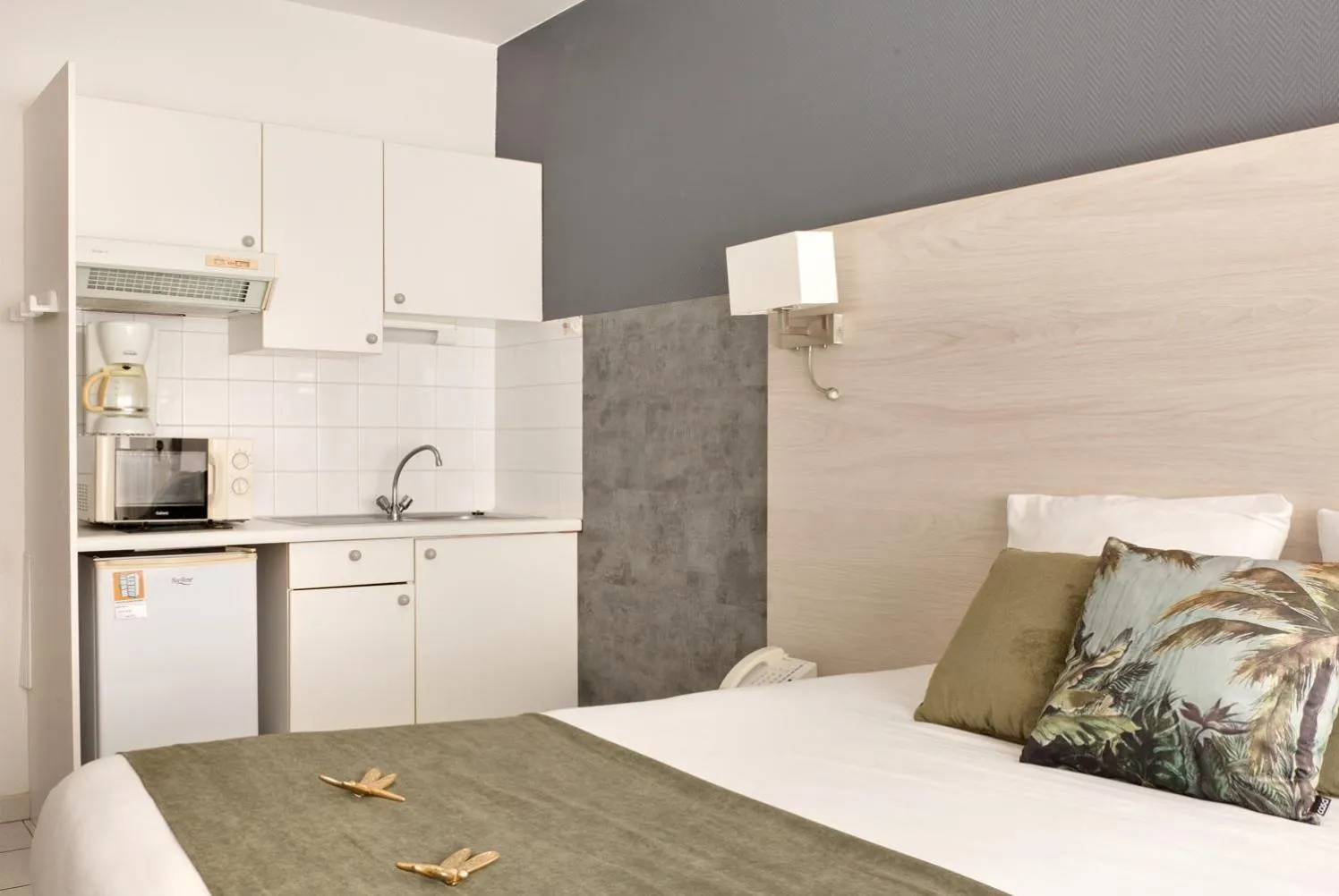 Kitchen or kitchenette, Bed in Hôtel Les Sources