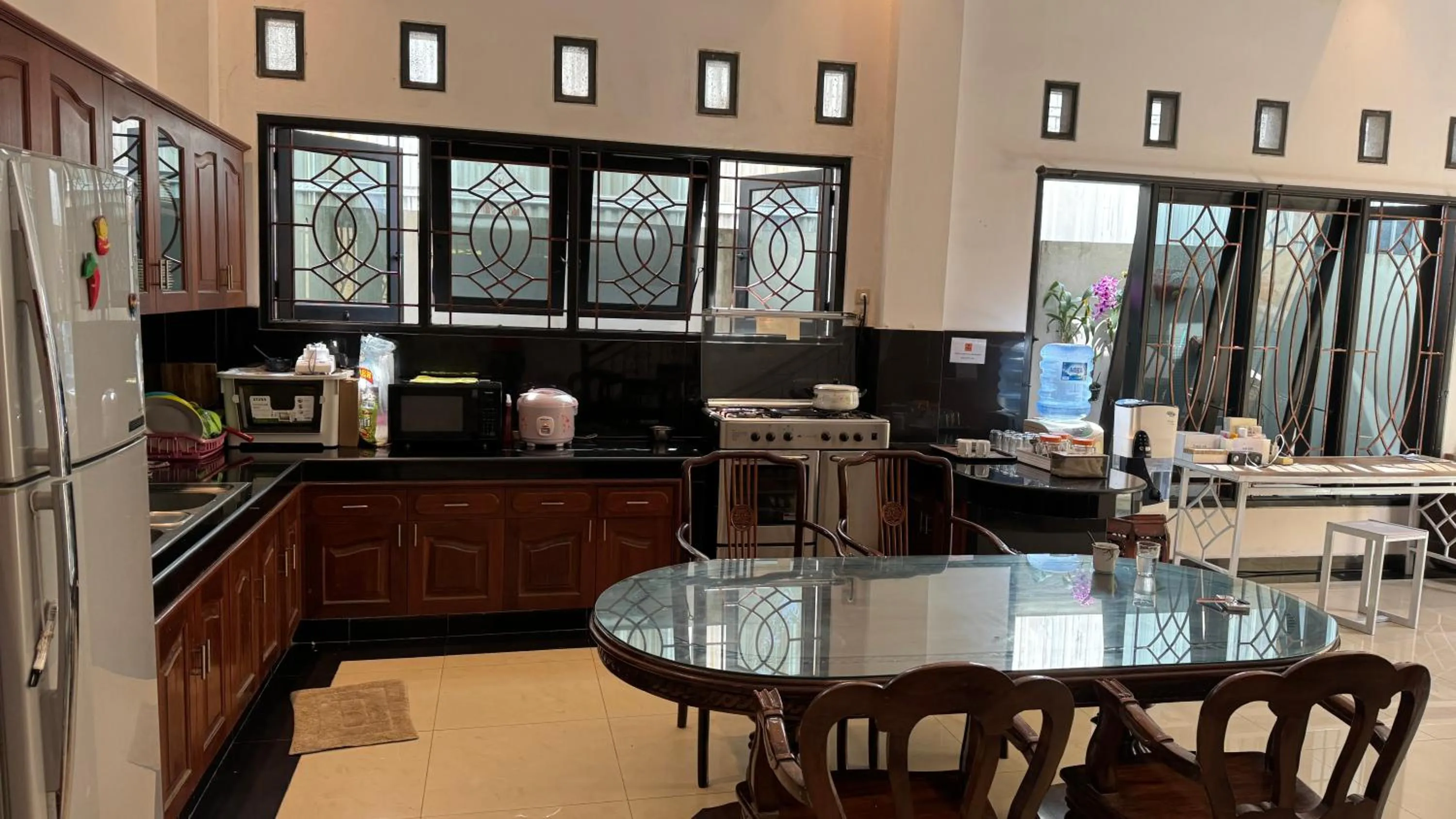 Kitchen or kitchenette in Fora Capsule Hostel Tuban Kuta Bali