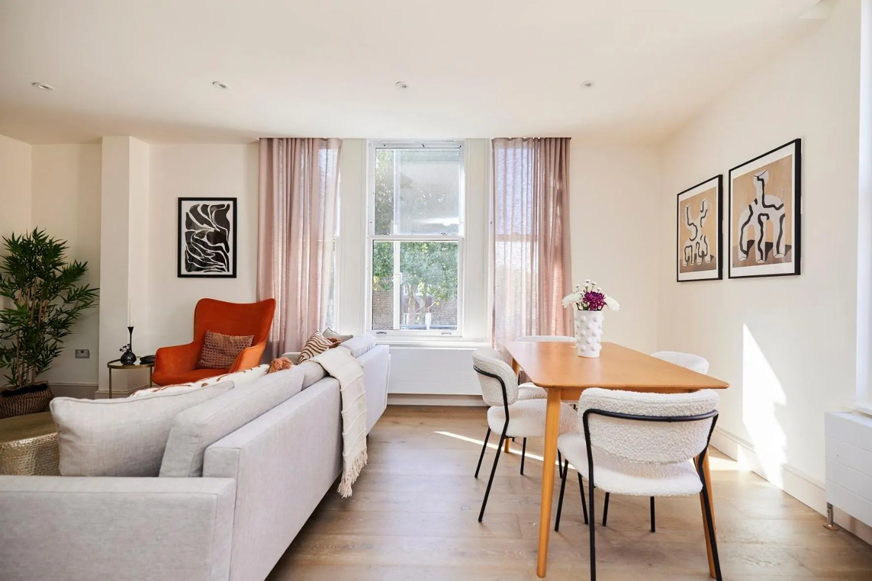 Dining area in The Wandsworth Haven - Bright 2BDR Flat