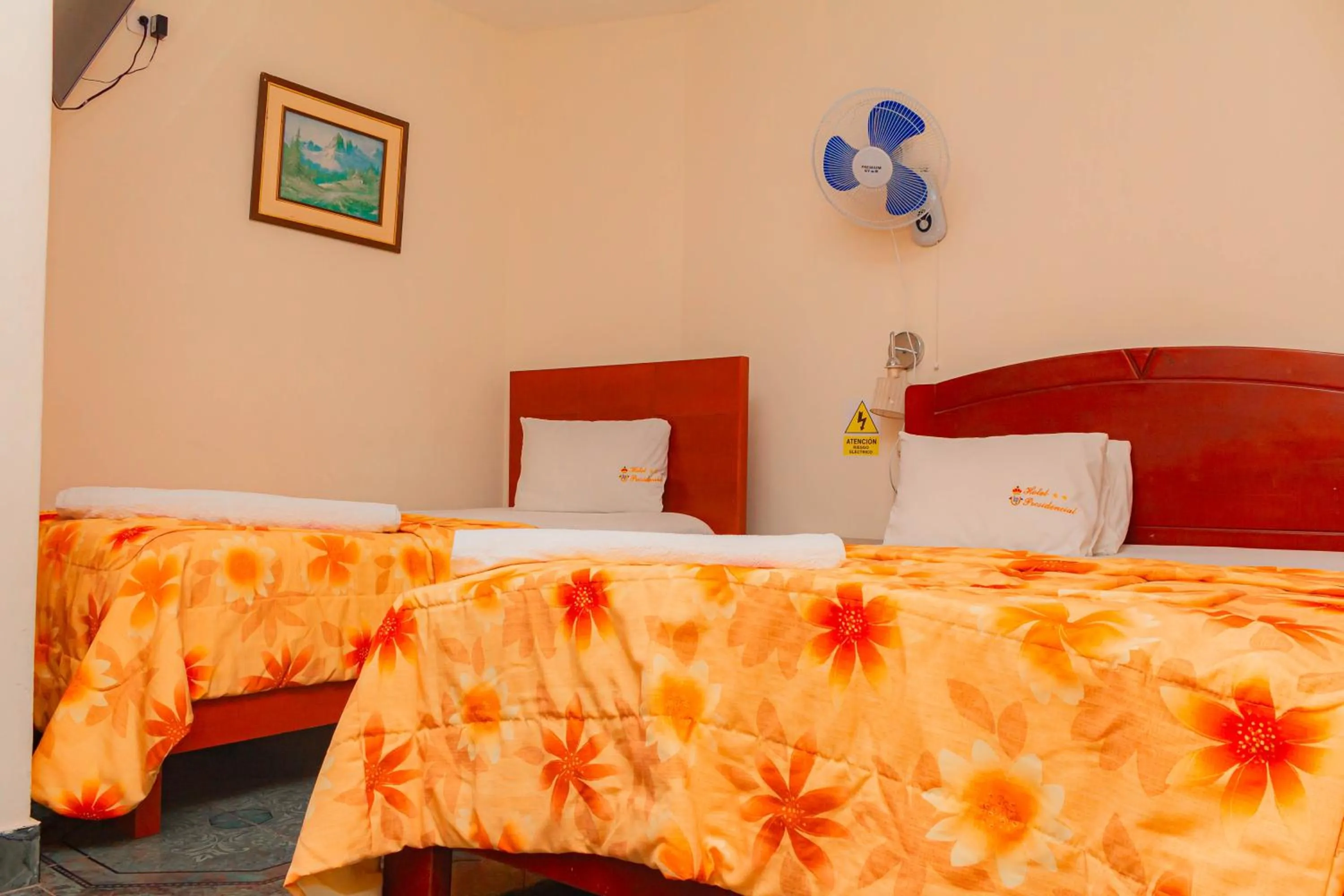 Photo of the whole room, Bed in Hotel Presidencial