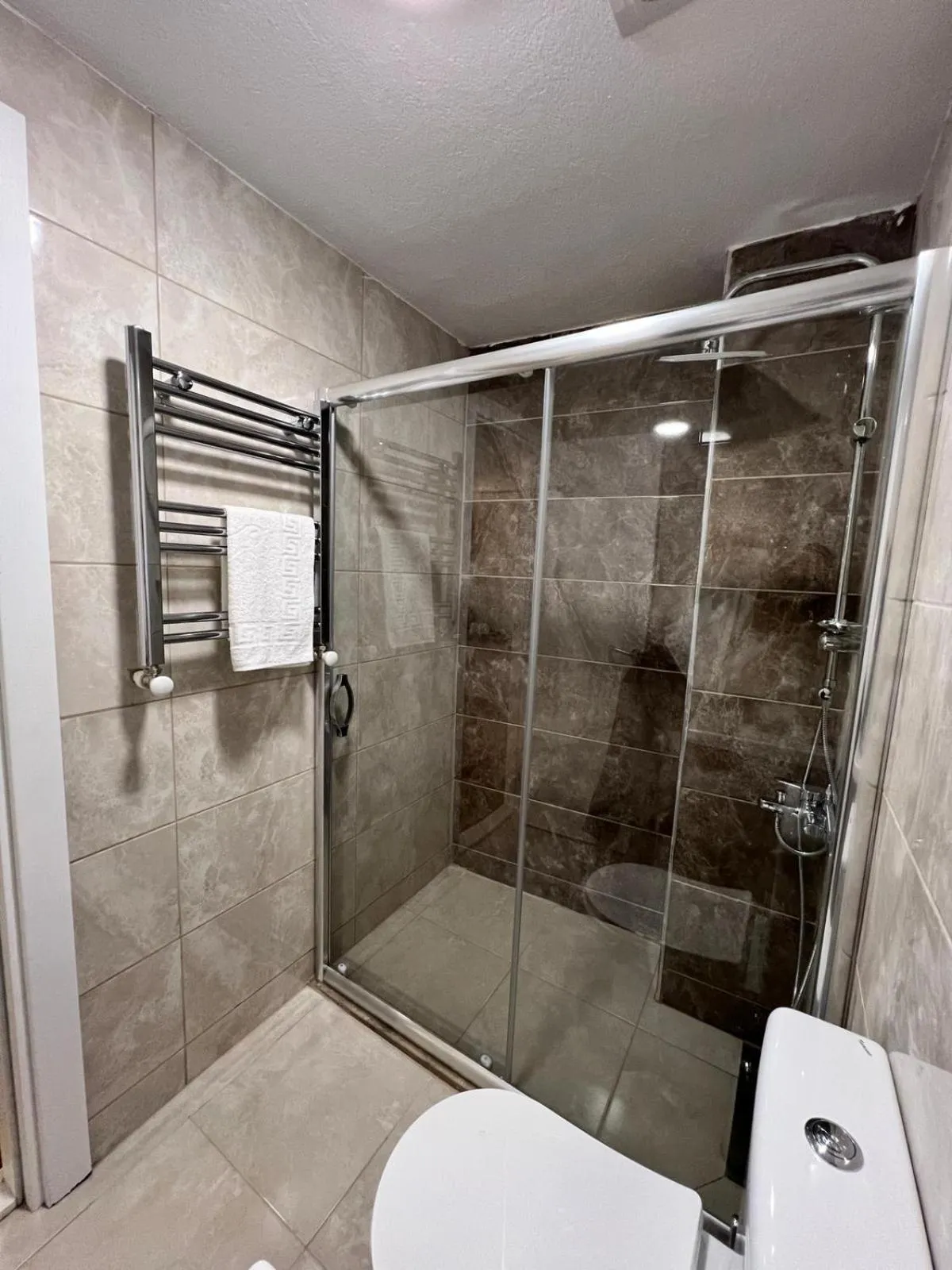 Shower in Taksim Nacre 360 Suit