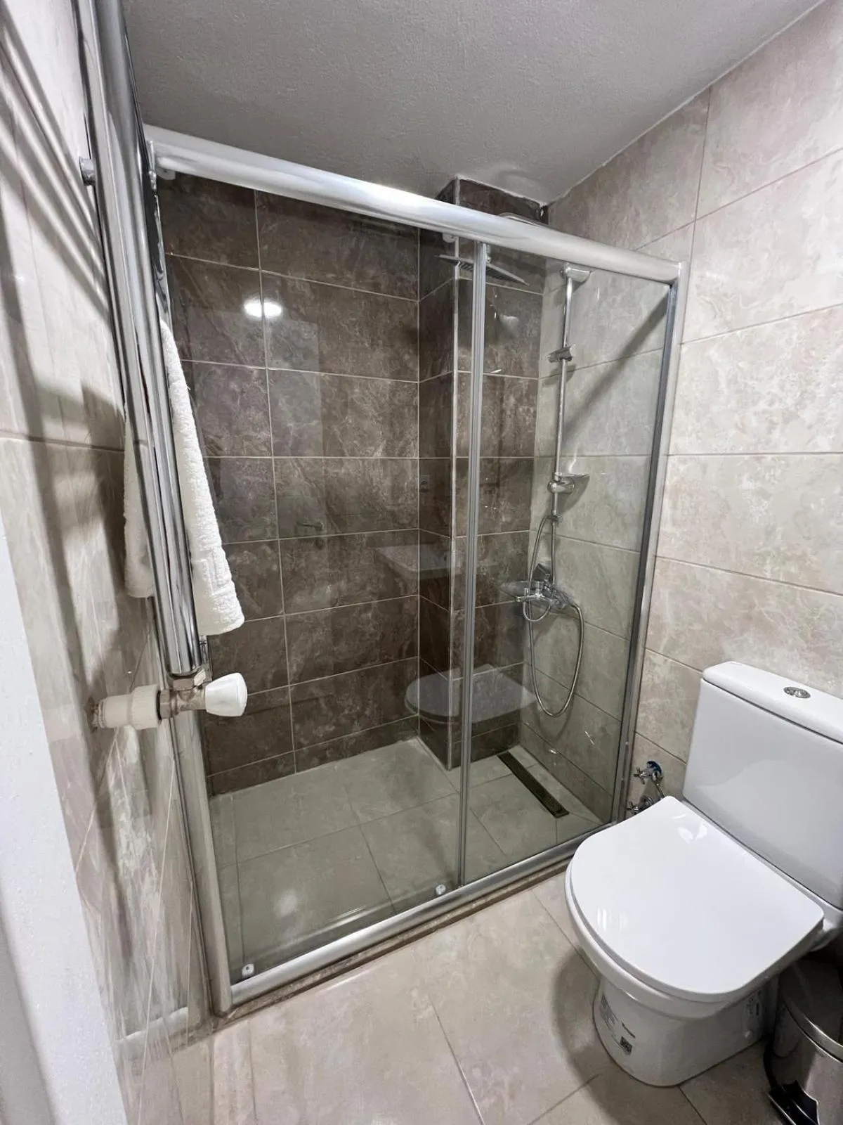 Shower in Taksim Nacre 360 Suit