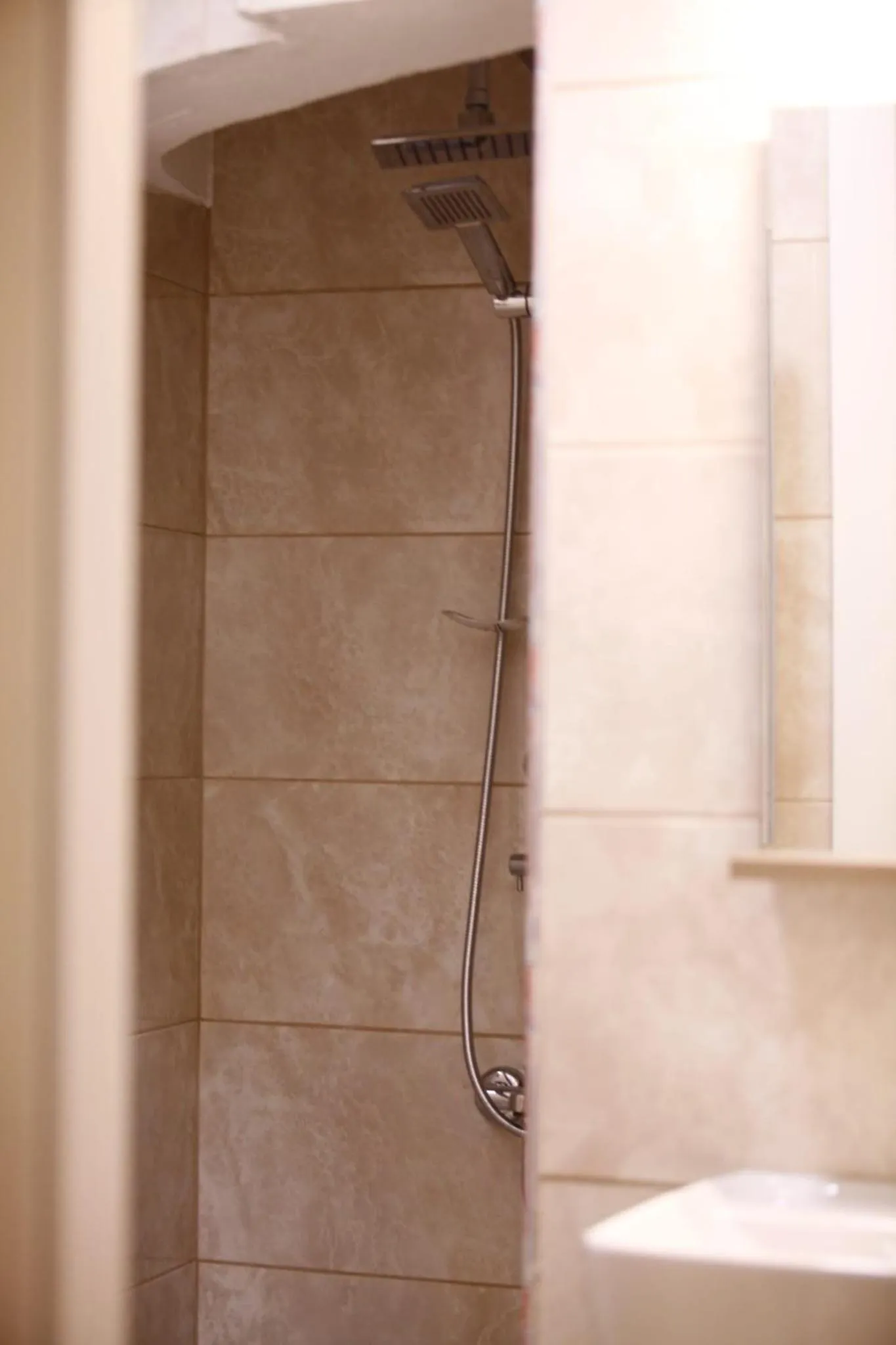 Shower in Taksim Nacre 360 Suit